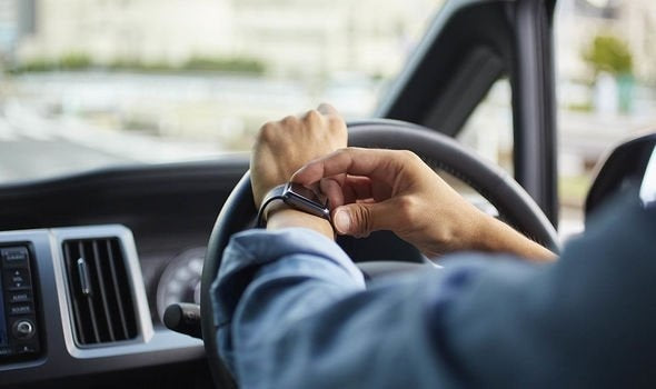 Smartwatch en el coche, ¿está permitido?