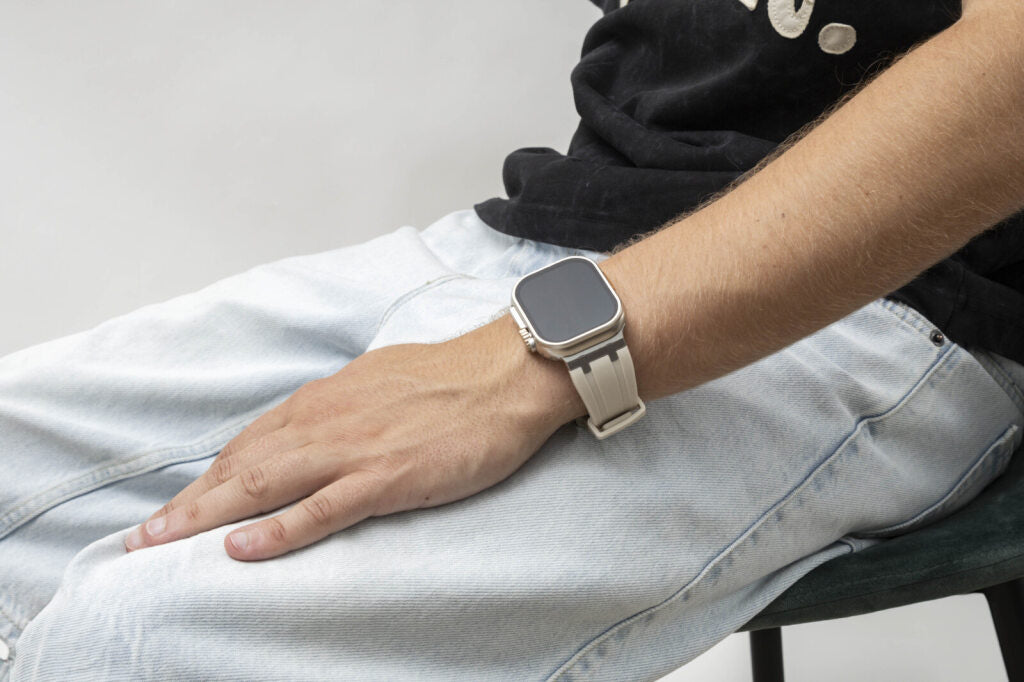 BALR. Bracelet en silicone ultra liquide pour Apple Watch (beige/argent)