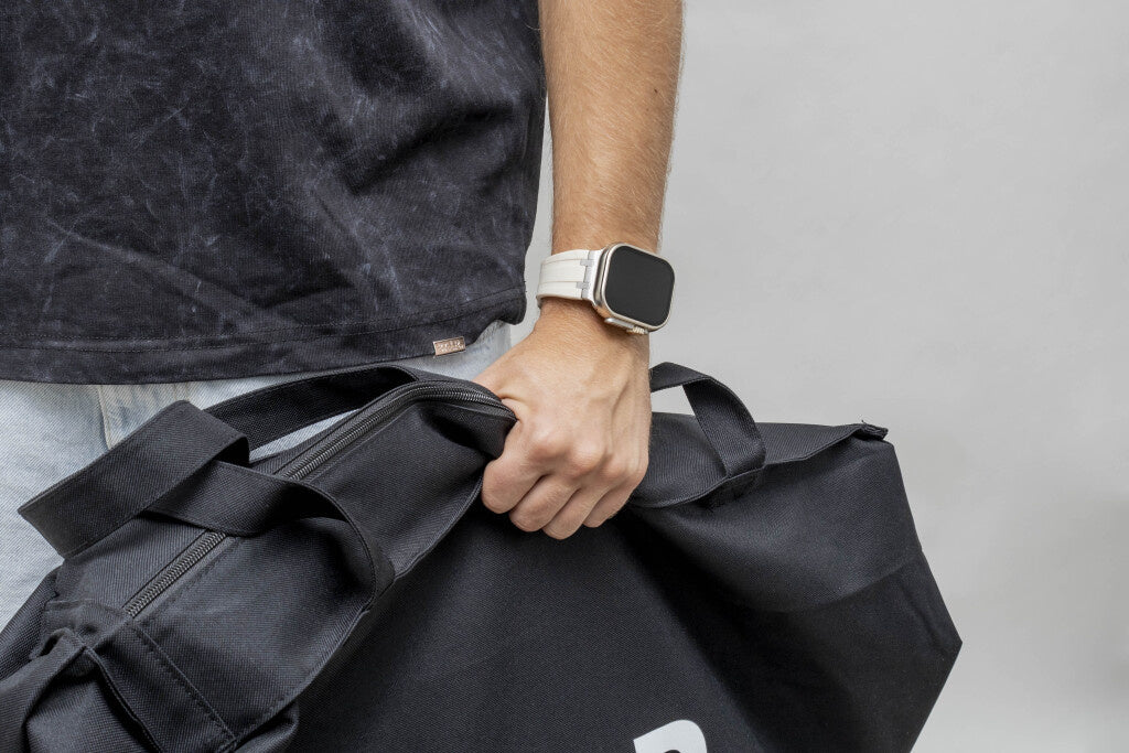 BALR. Bracelet en silicone ultra liquide pour Apple Watch (beige/argent)