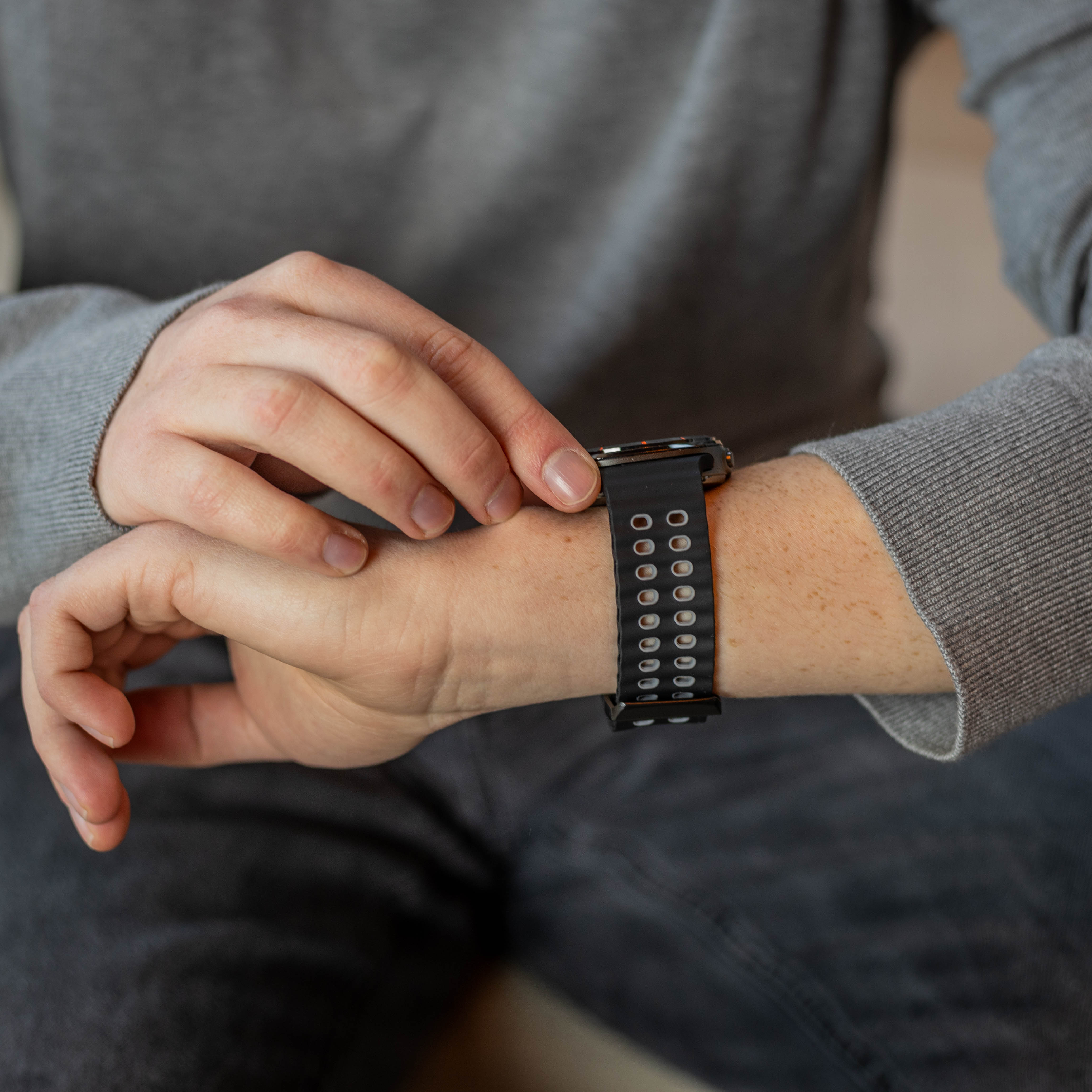 Samsung Galaxy Watch Ultra Wave Silicone Strap (Black/Grey)