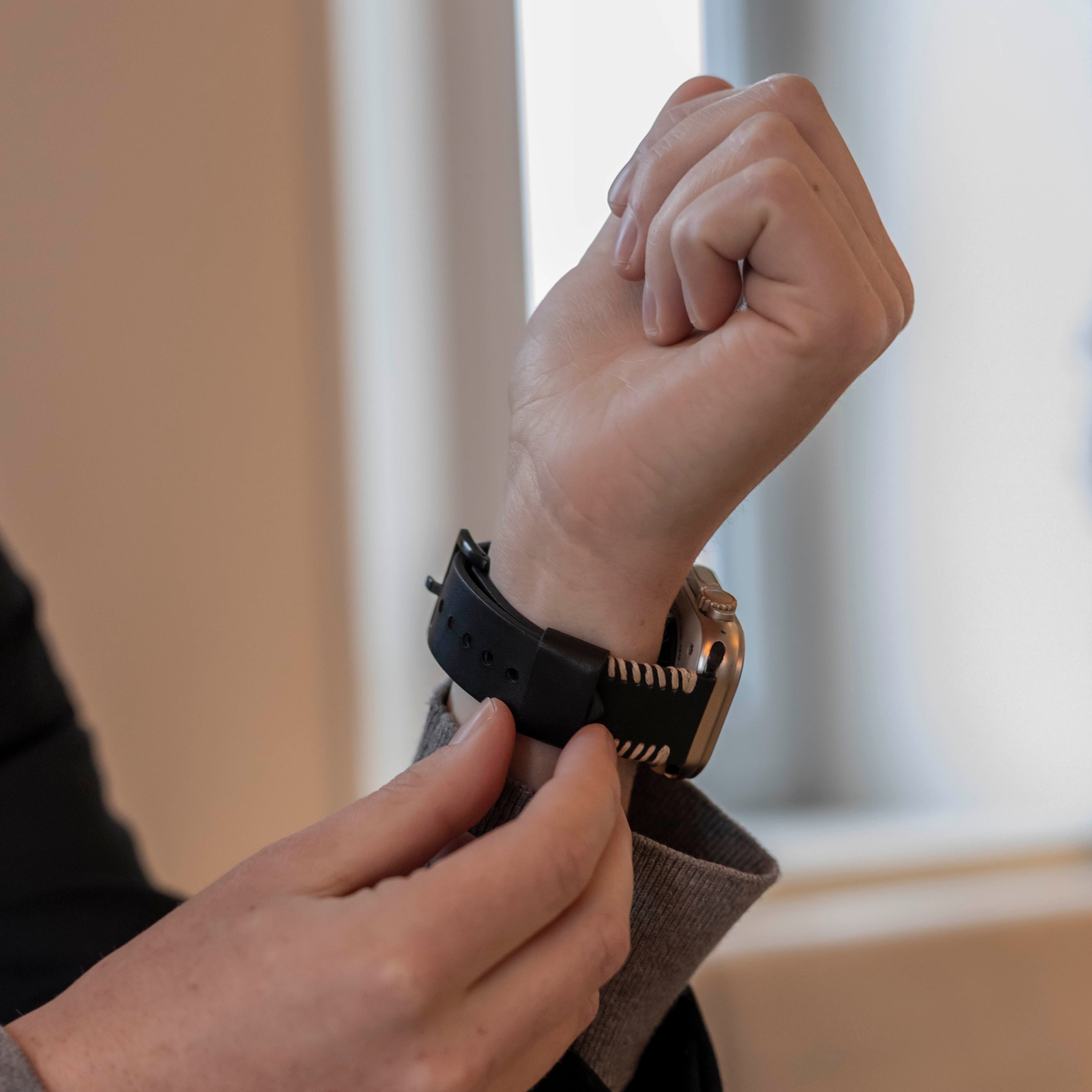 Bracelet en cuir cousu Apple Watch (noir)