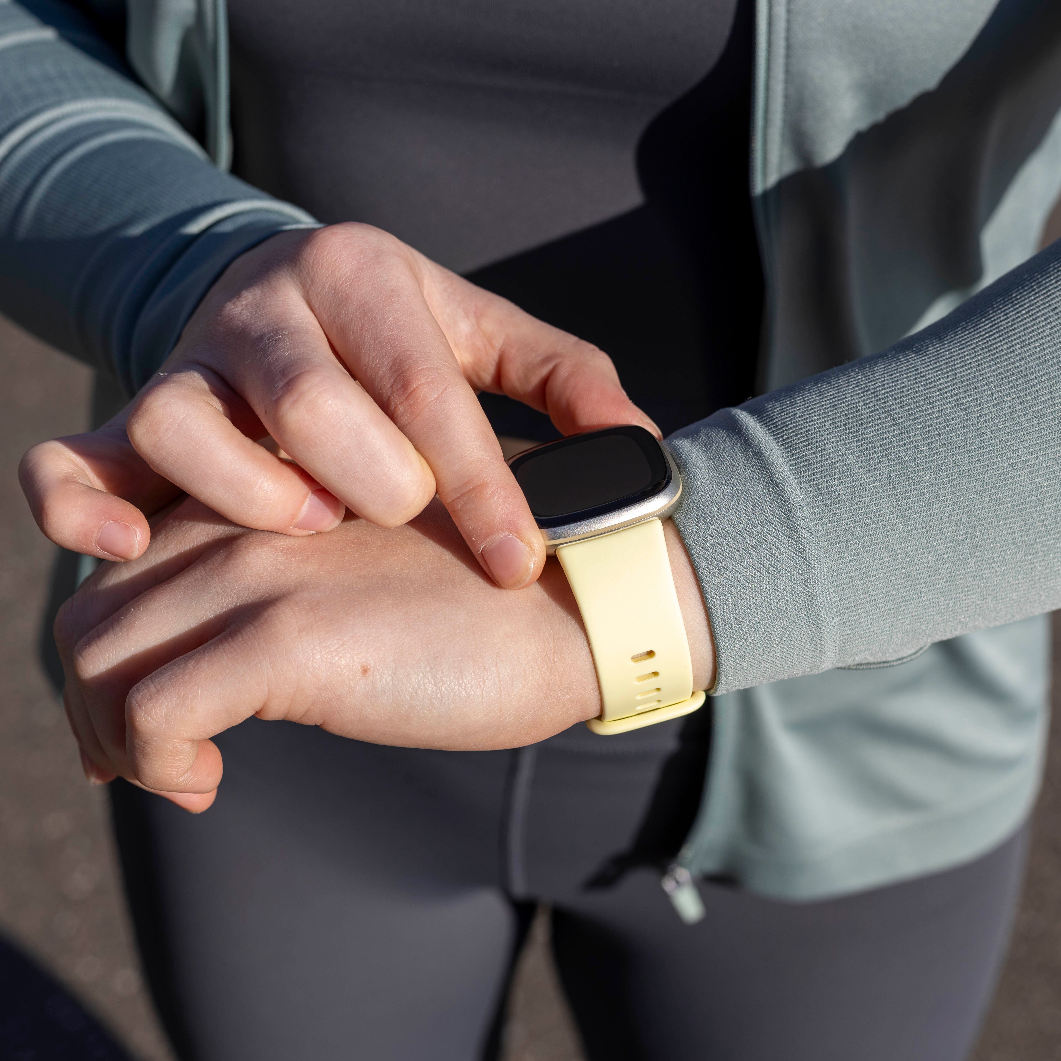 Bracelet silicone classique Fitbit Sense (jaune pâle)