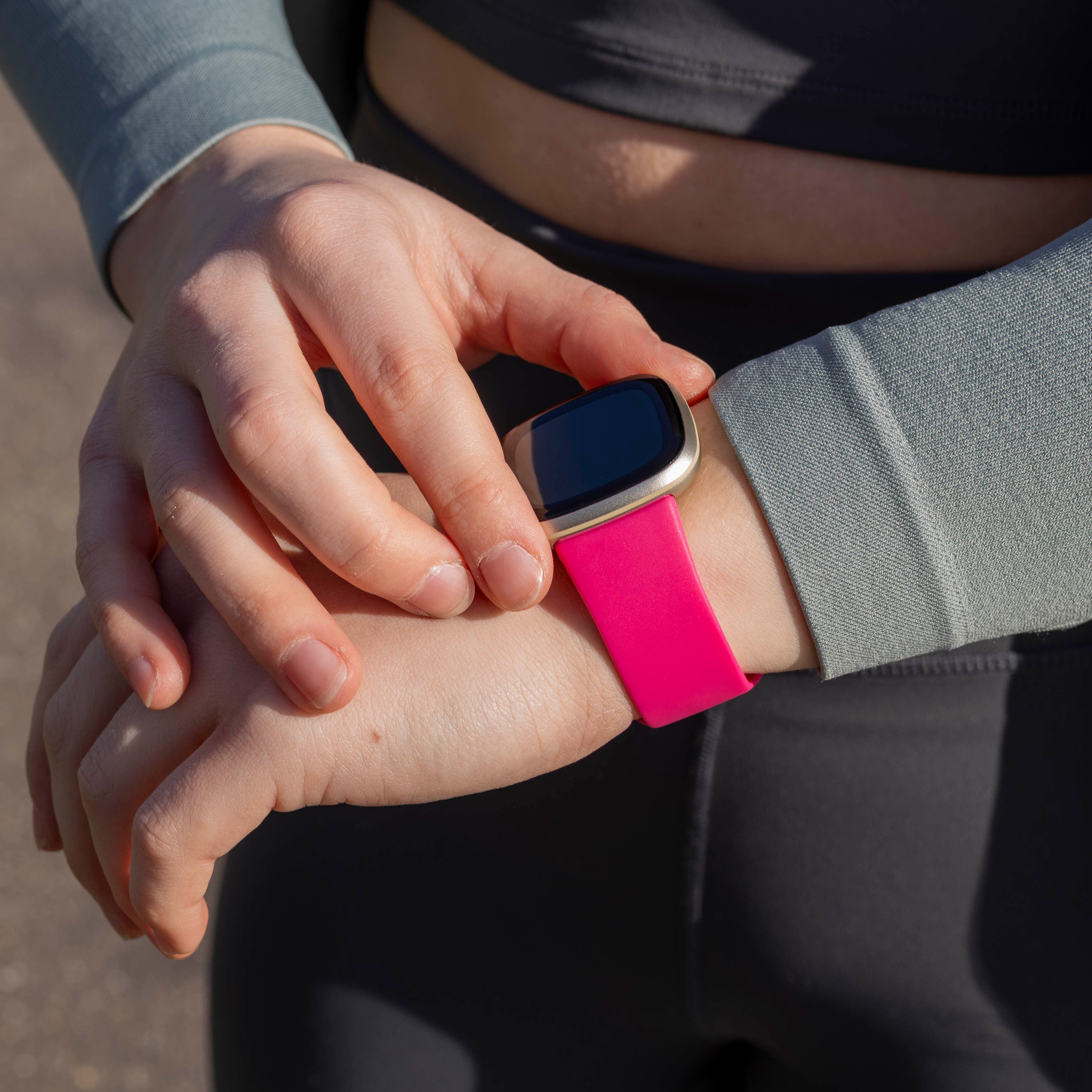 Bracelet silicone classique Fitbit Versa 3 (rose vif)