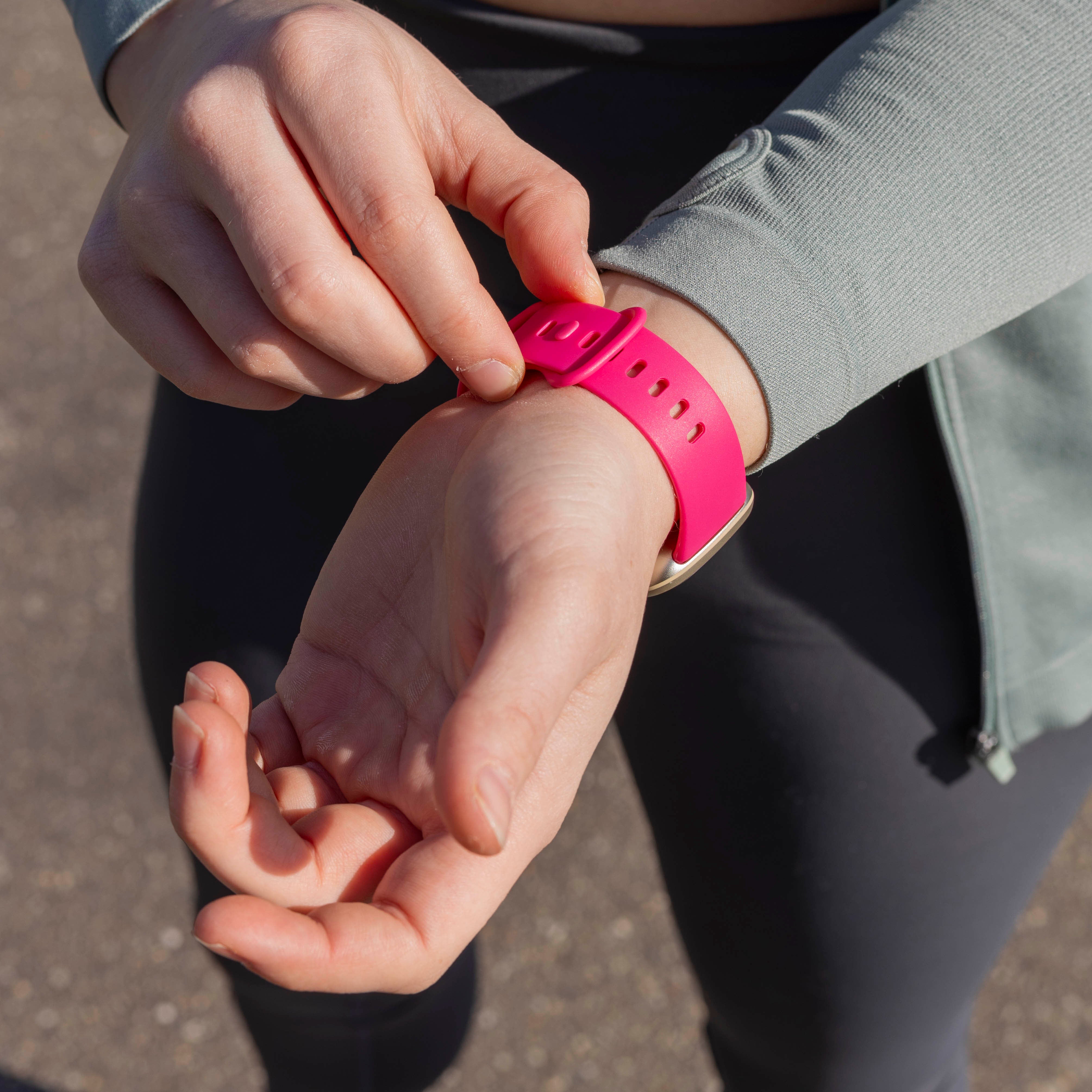 Bracelet silicone classique Fitbit Versa 3 (rose vif)