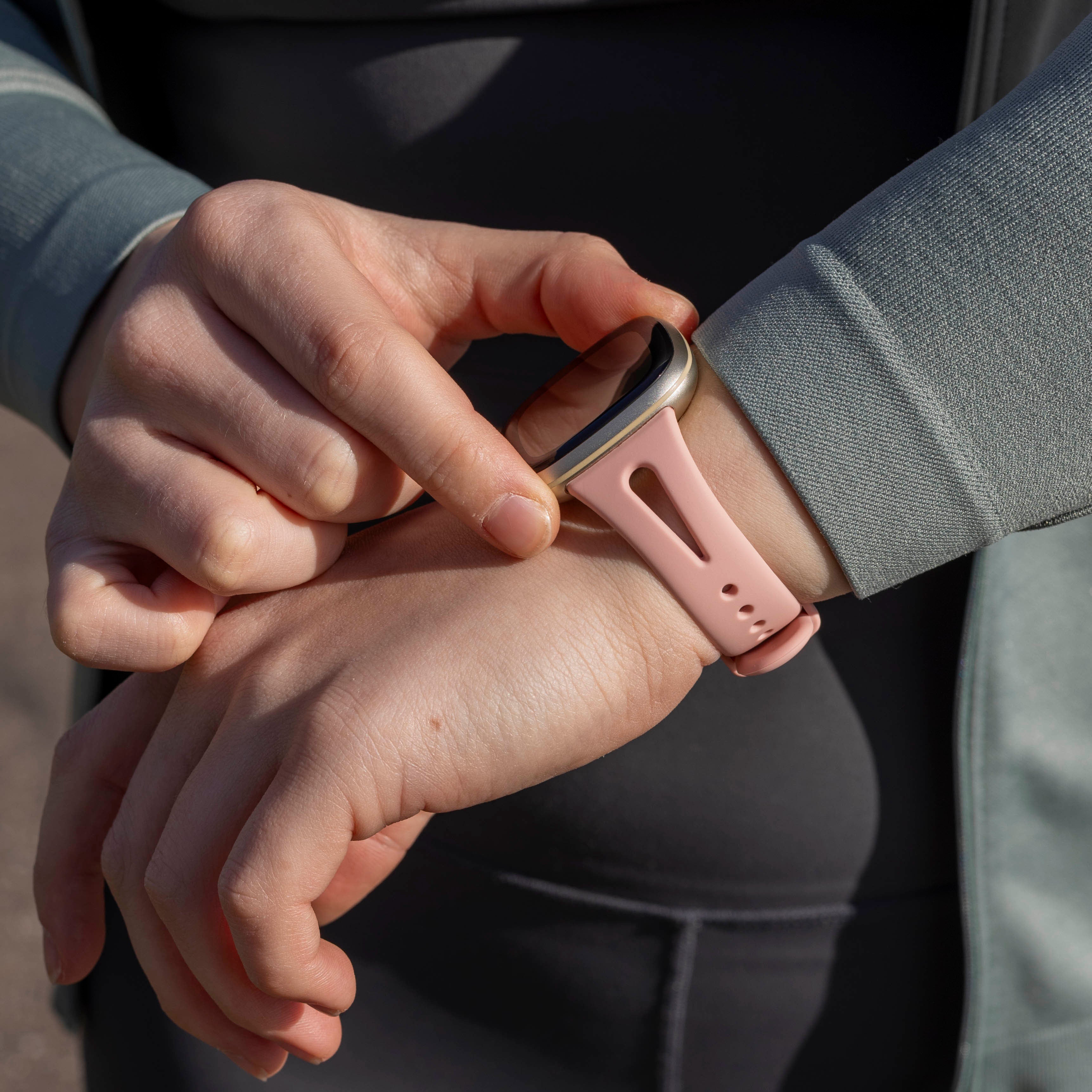 Bracelet silicone de luxe Fitbit Versa 4 (rose)