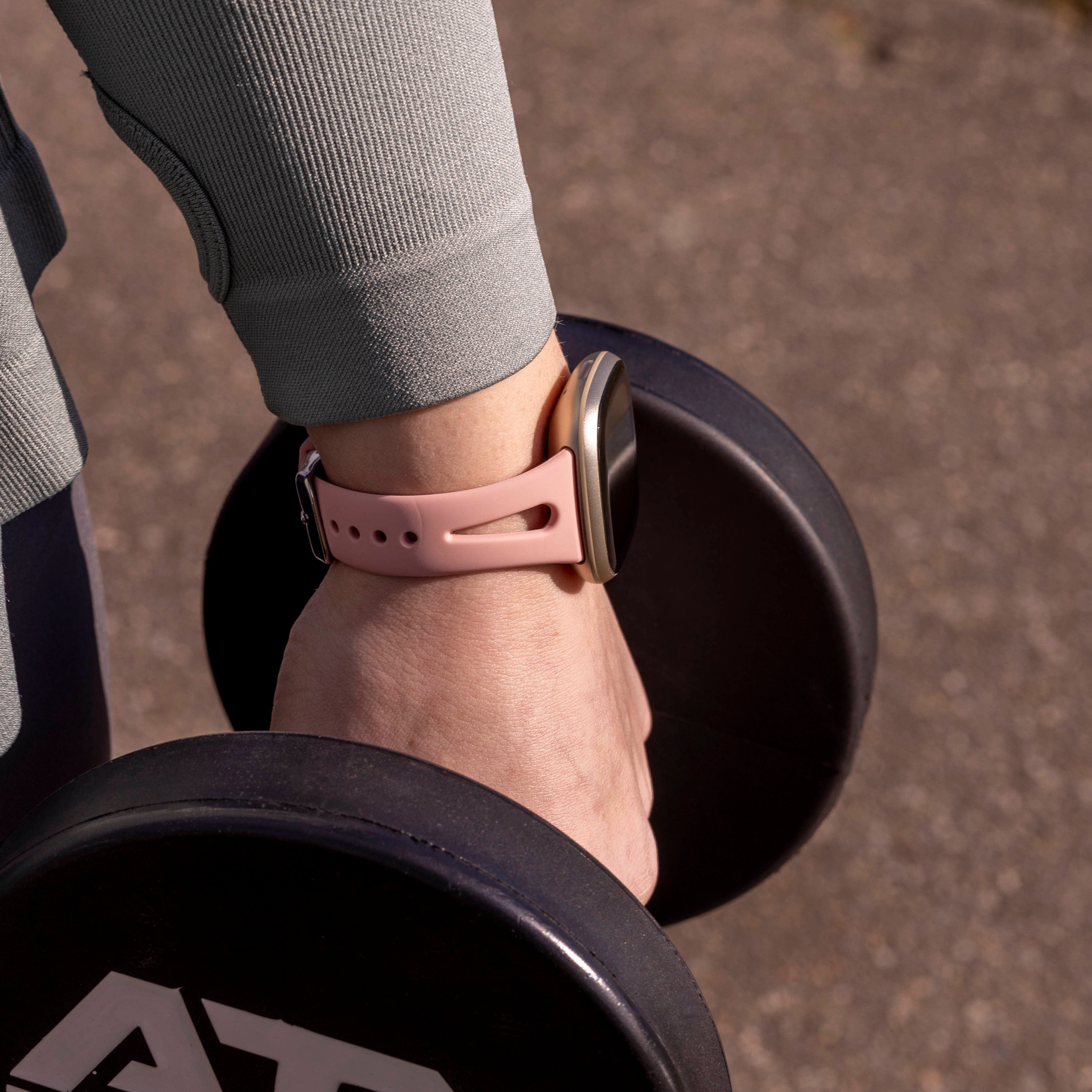 Bracelet silicone de luxe Fitbit Versa 4 (rose)