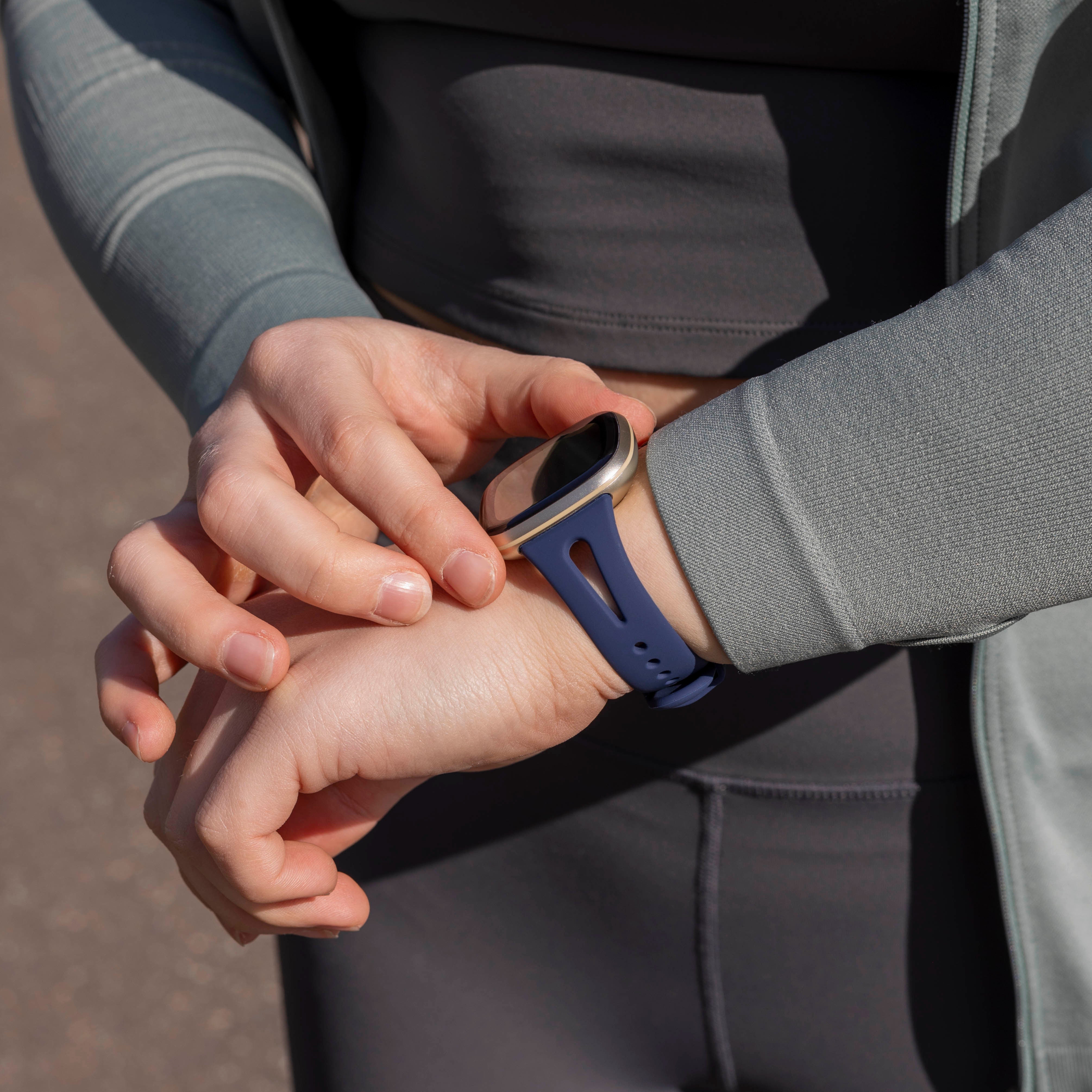 Bracelet silicone deluxe Fitbit Sense 2 (bleu foncé)