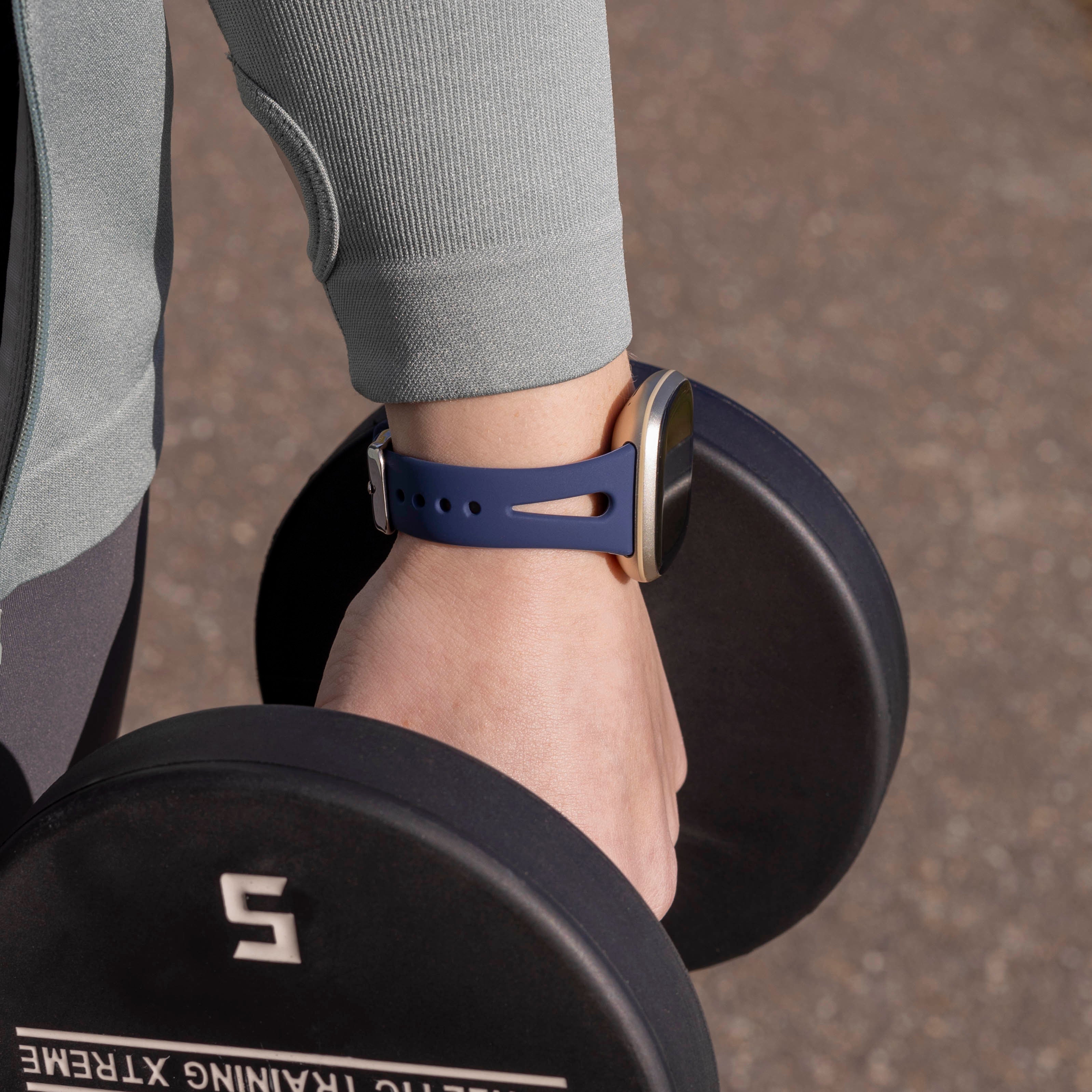 Bracelet silicone de luxe Fitbit Versa 4 (bleu foncé)