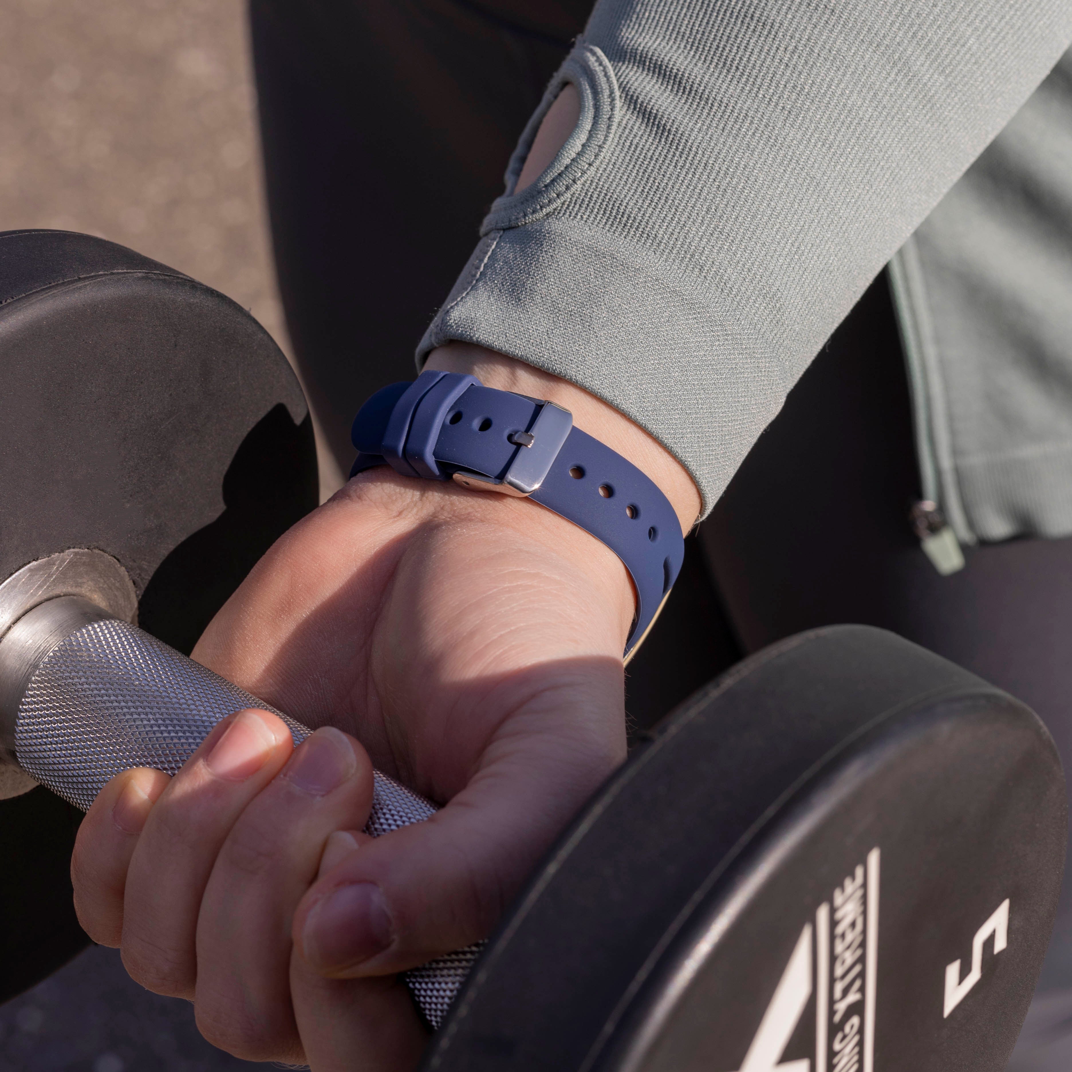 Bracelet silicone de luxe Fitbit Versa 4 (bleu foncé)