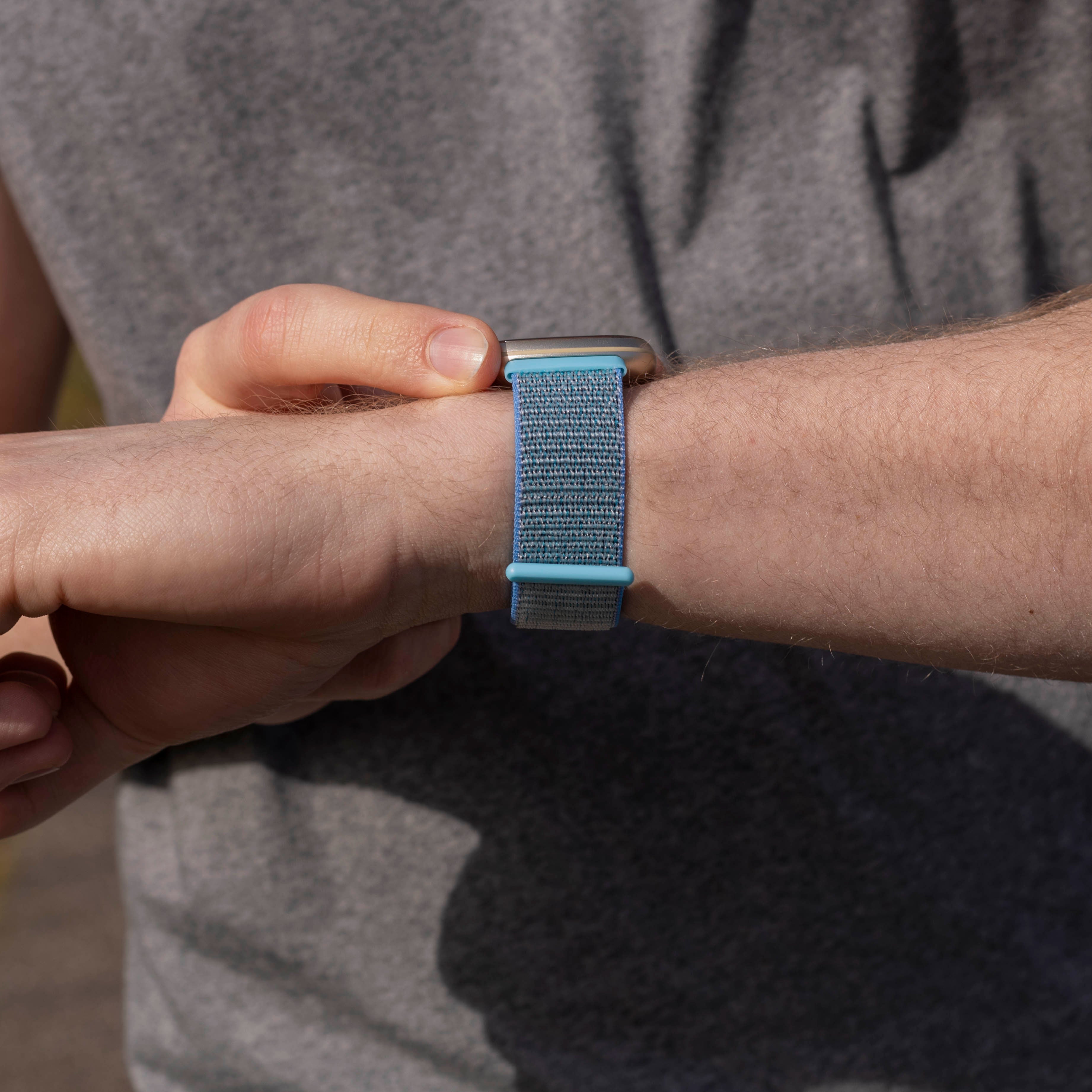 Bracelet nylon Fitbit Versa 3 (bleu clair)