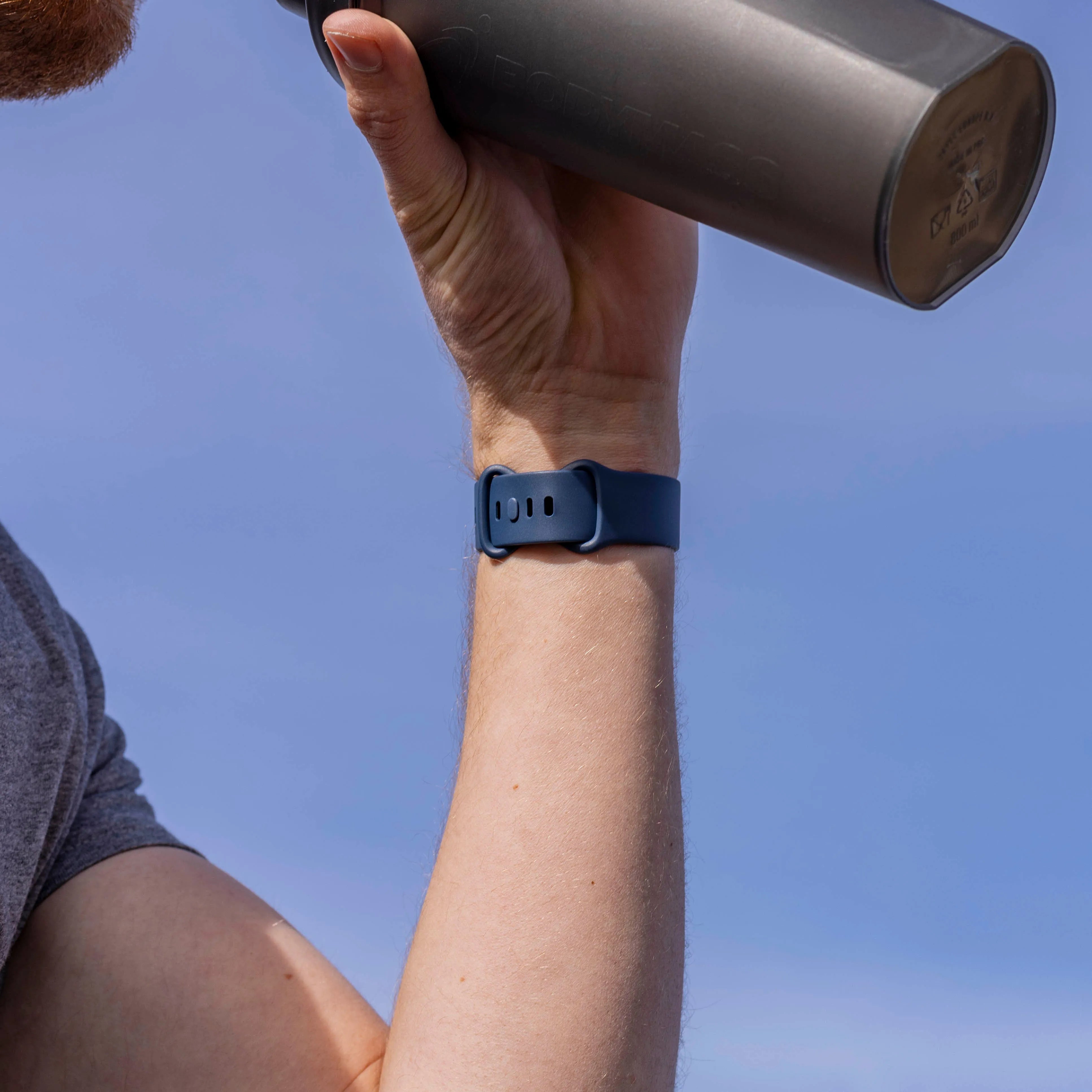Bracelet silicone classique Fitbit Versa 4 (bleu foncé)