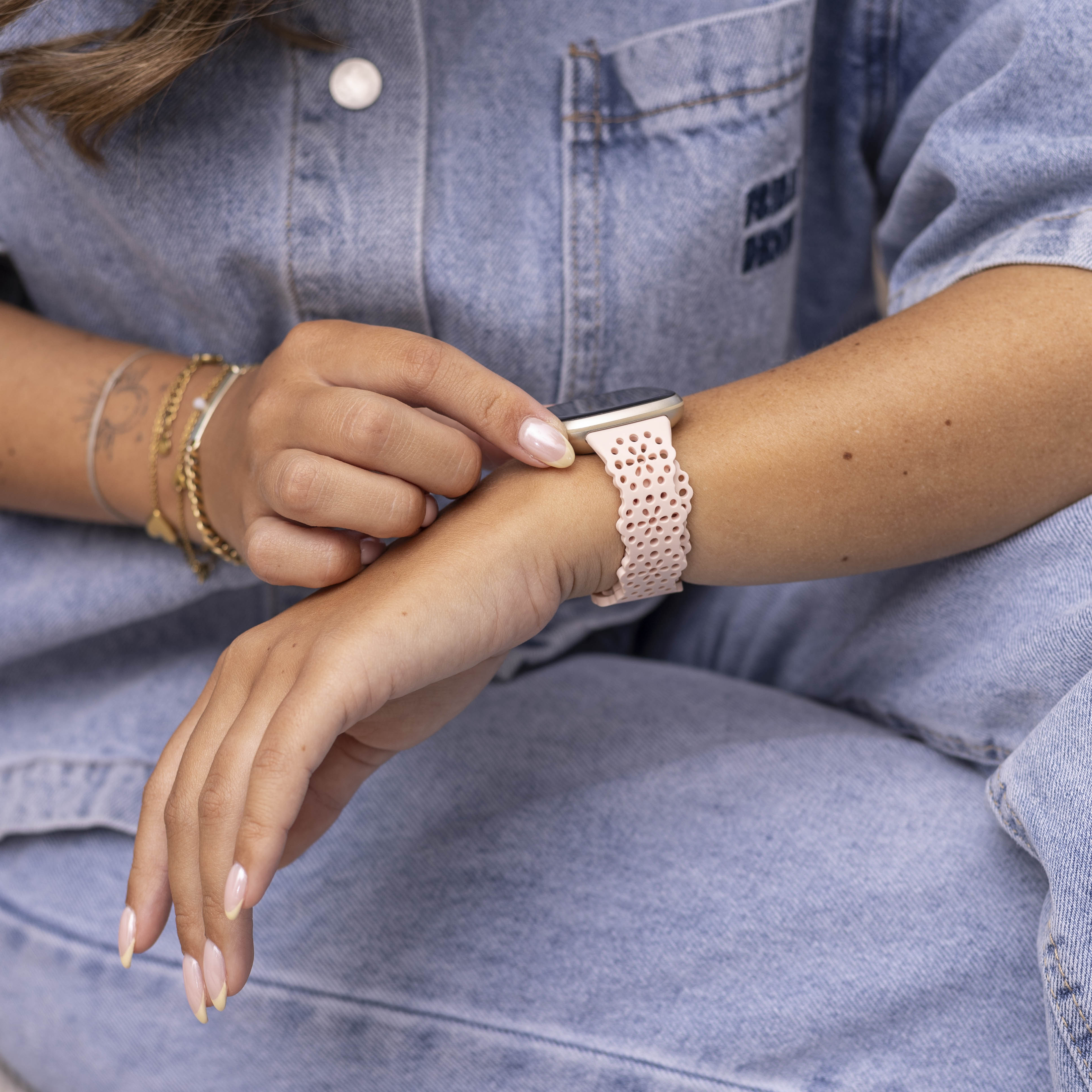 Bracelet silicone avec motif Fitbit Versa 4 (rose clair)