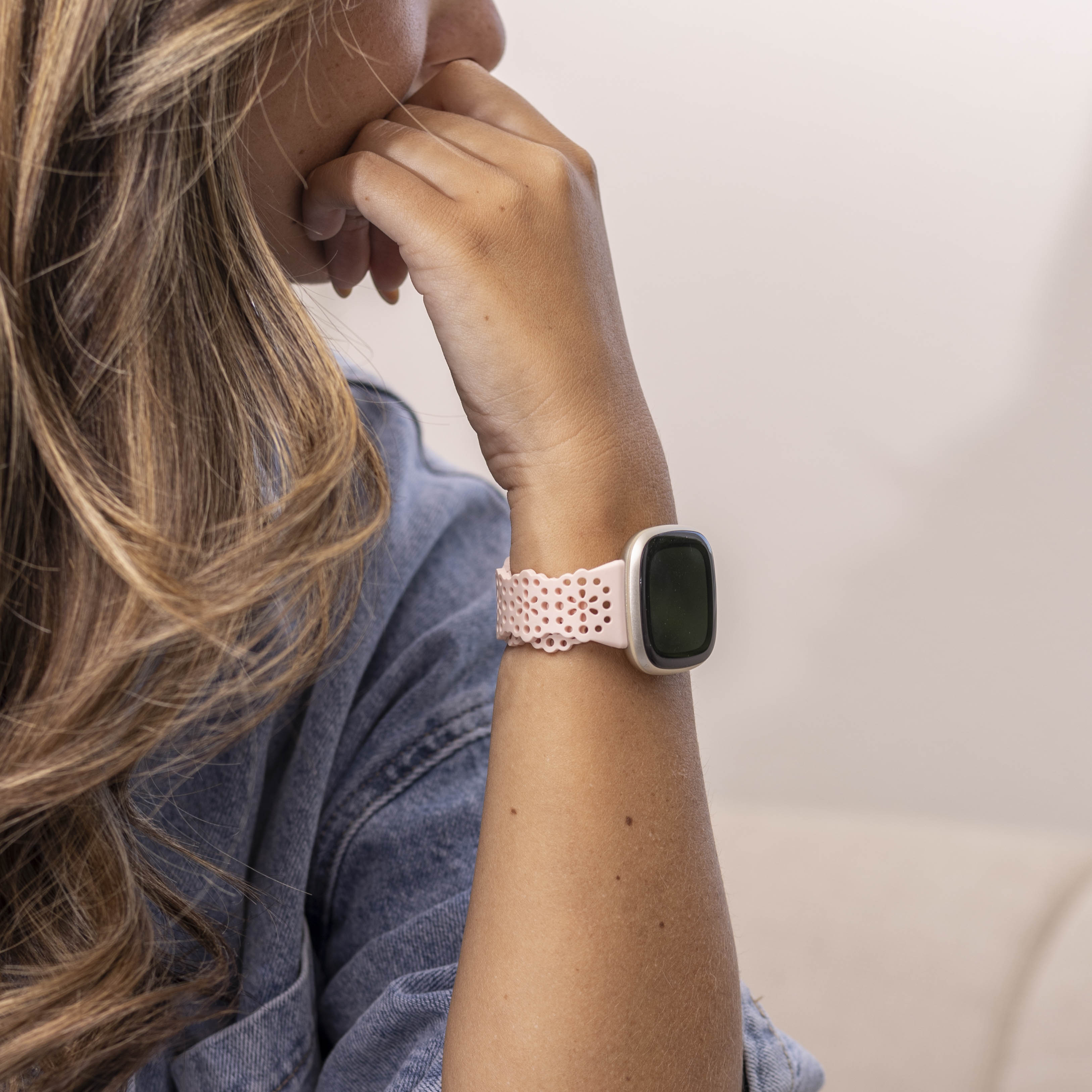 Bracelet silicone avec motif Fitbit Versa 4 (rose clair)