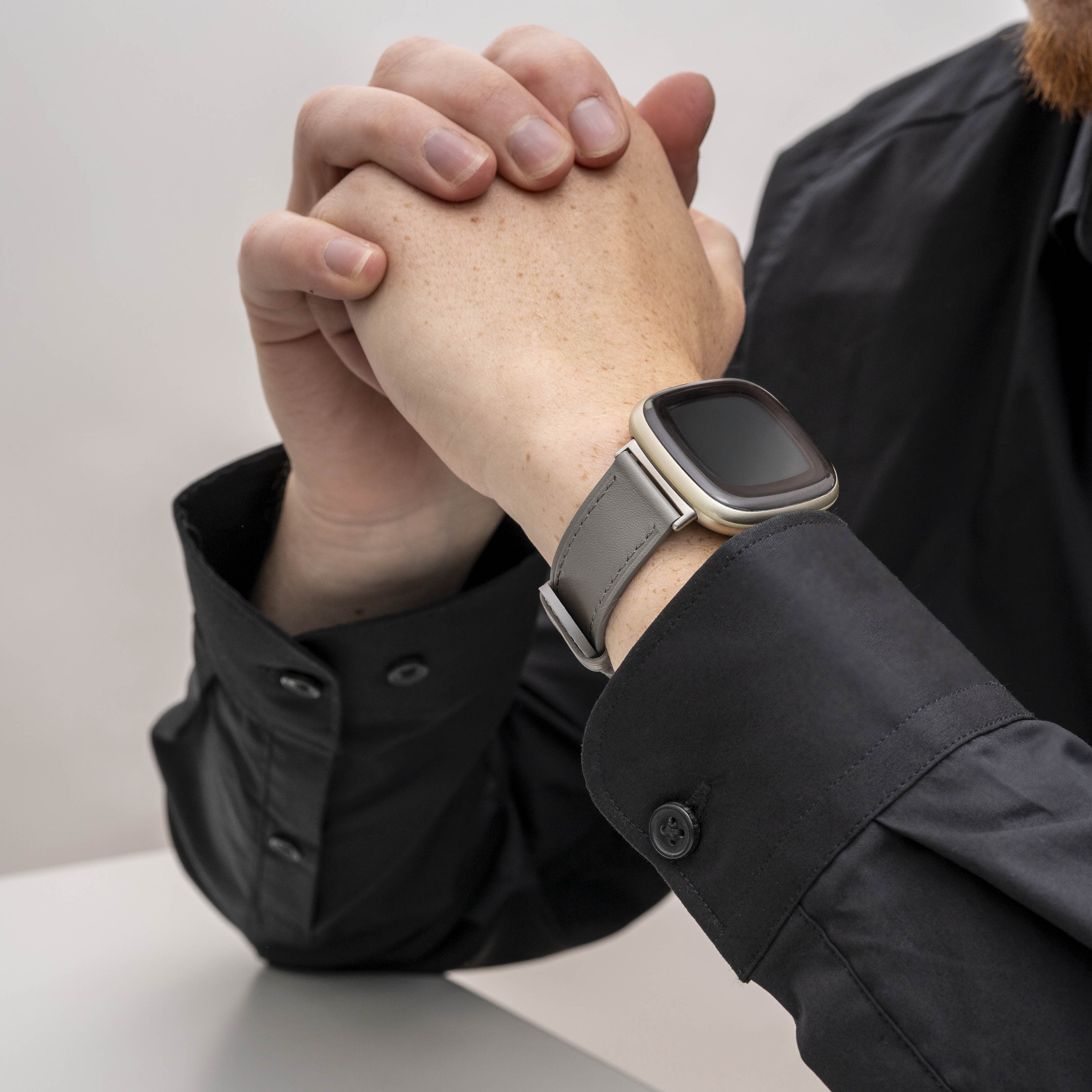 Bracelet cuir Fitbit Sense (gris)