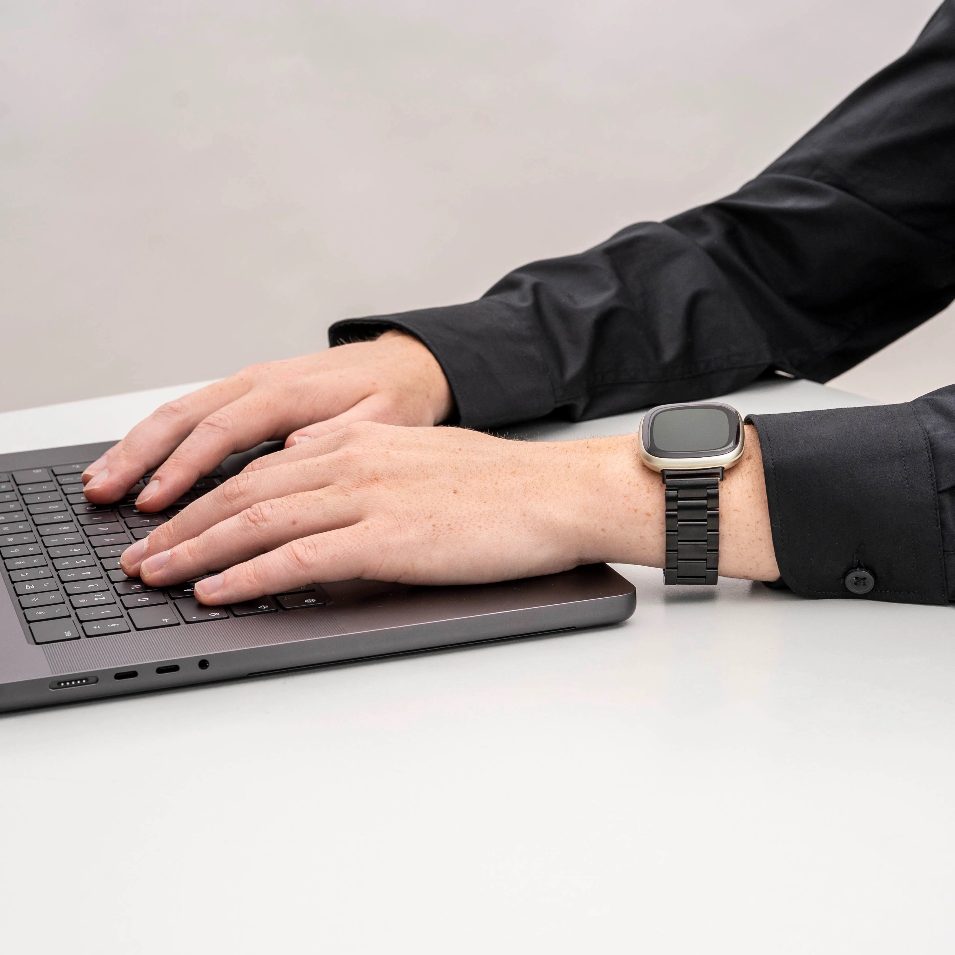 Bracelet acier Fitbit Versa 4 (noir)