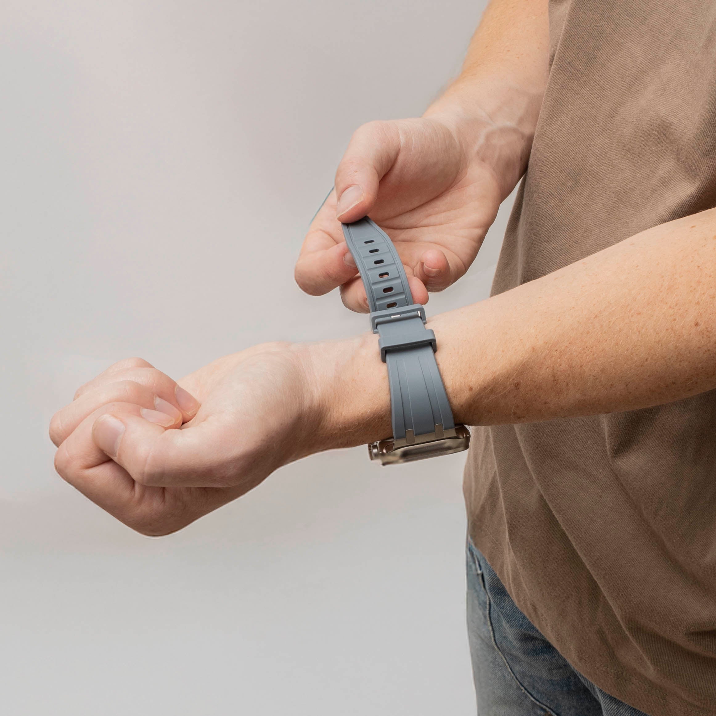 Bracelet silicone de luxe liquide Apple Watch (gris foncé avec argent)