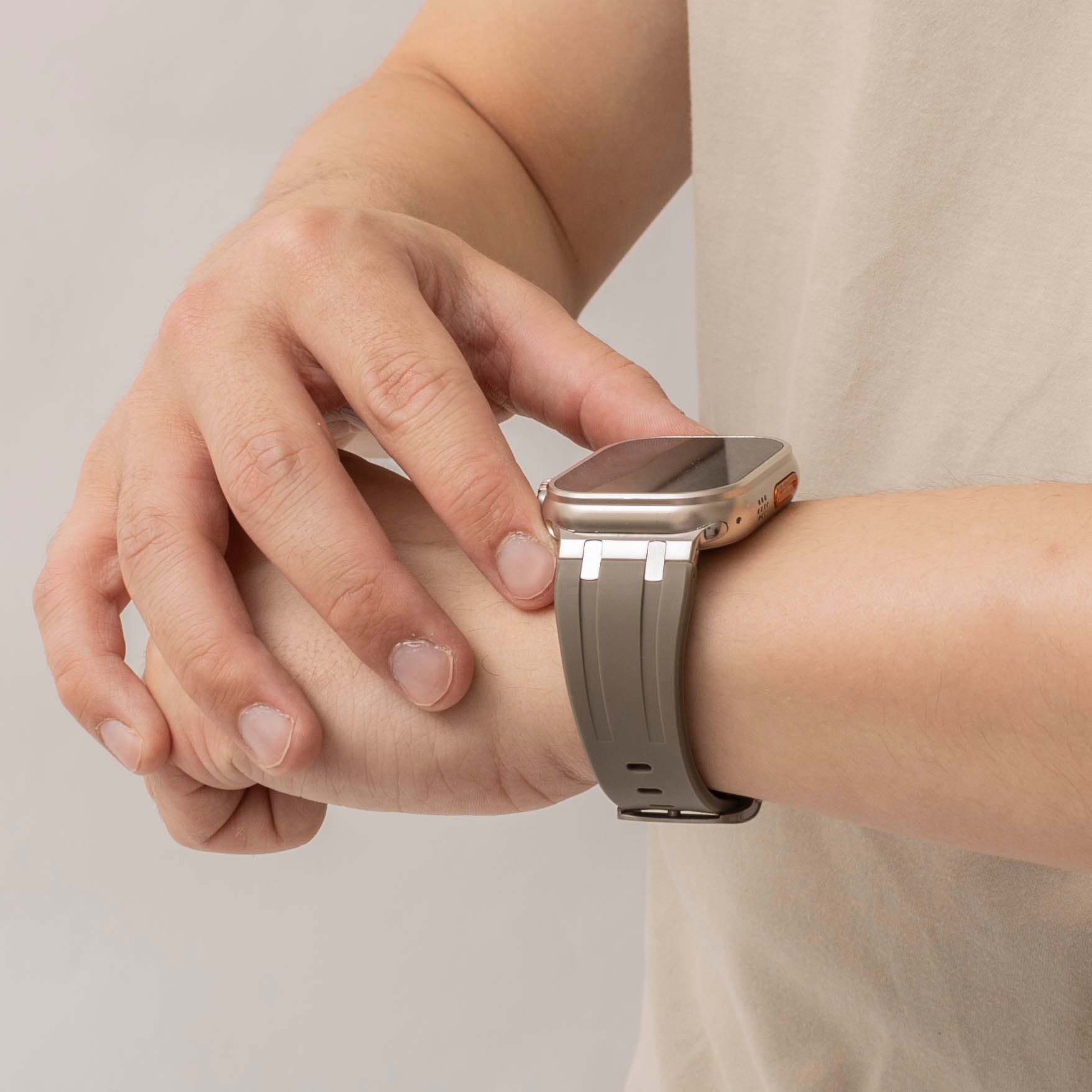 Bandz Bracelet silicone 'Luxe Liquid' Apple Watch (marron/titane)