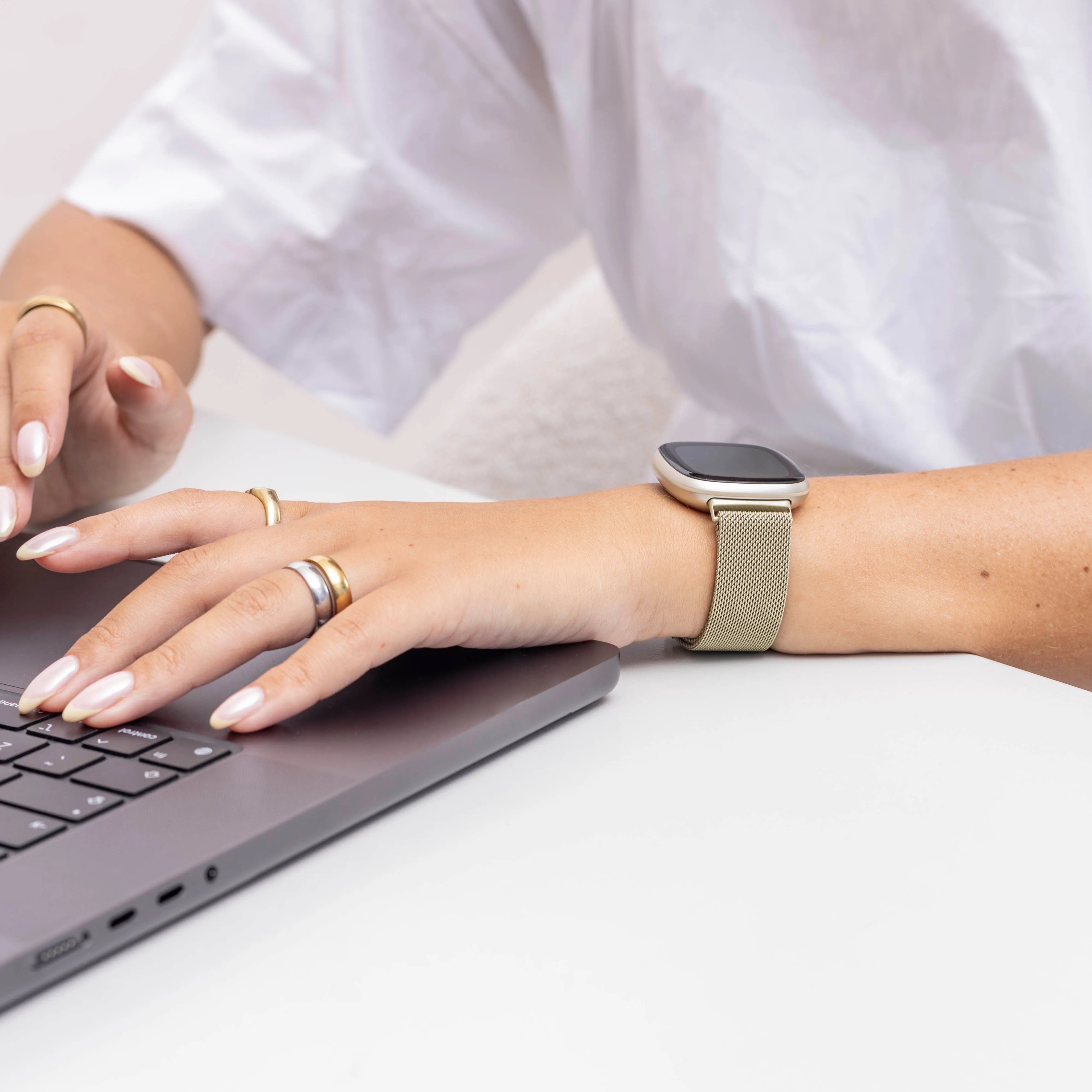 Bracelet milanais Fitbit Sense (or clair)