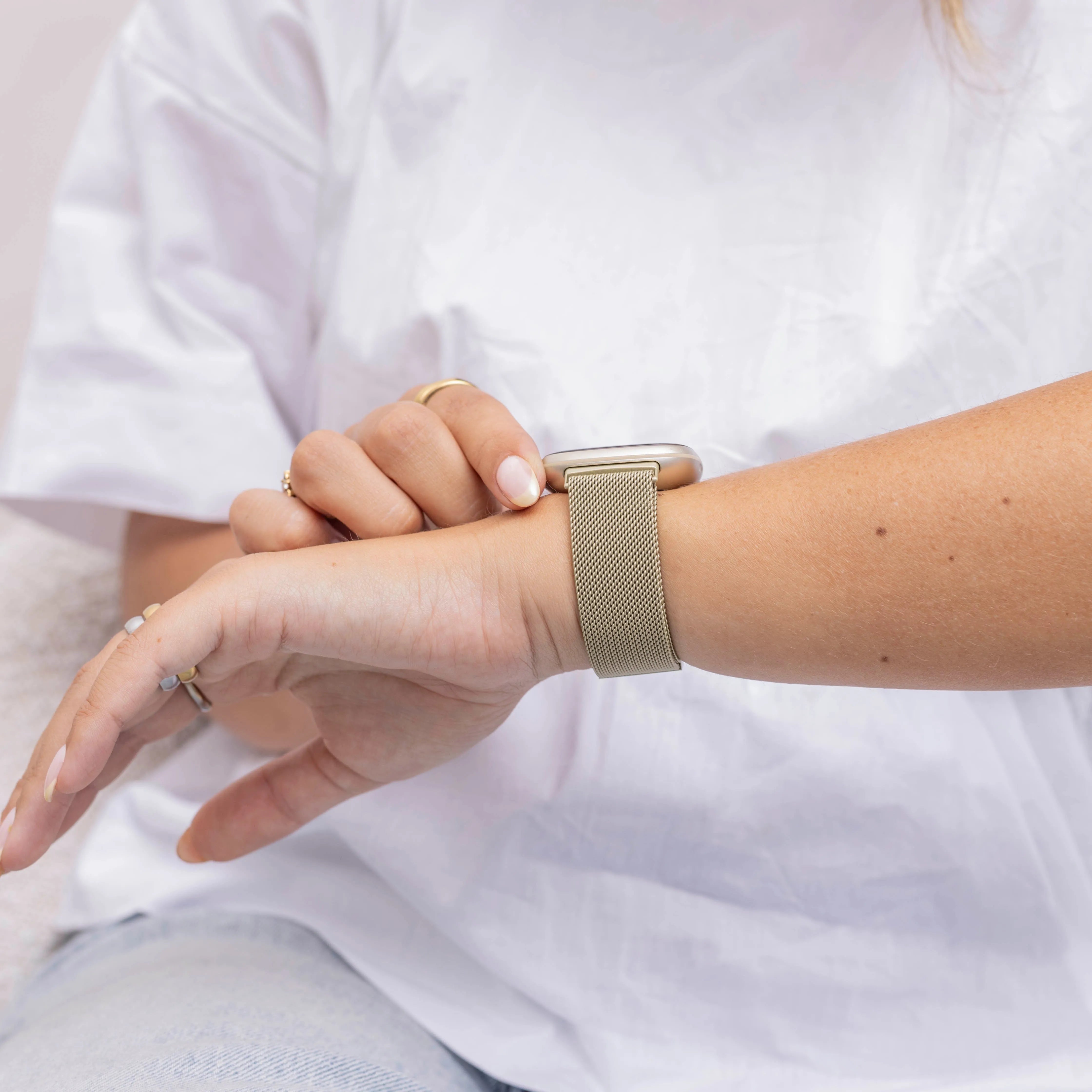 Bracelet milanais Fitbit Sense (or clair)