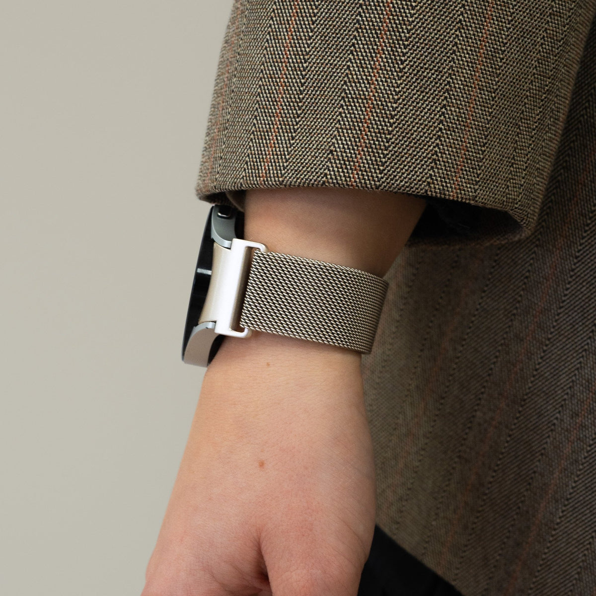 Milanese Strap 'One Push', champagne, lifestyle photo