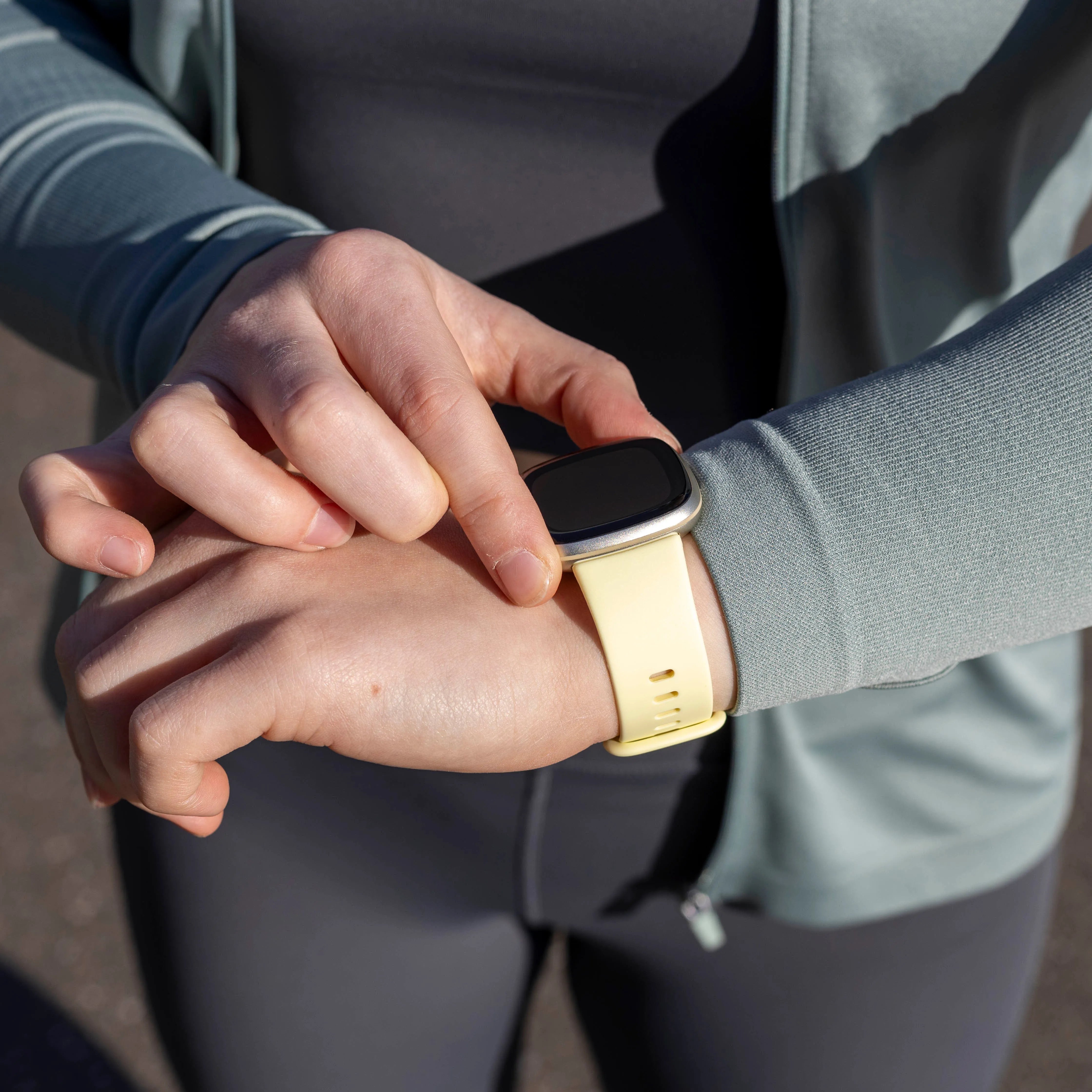 Bracelet silicone classique Fitbit Sense 2 (jaune pâle)