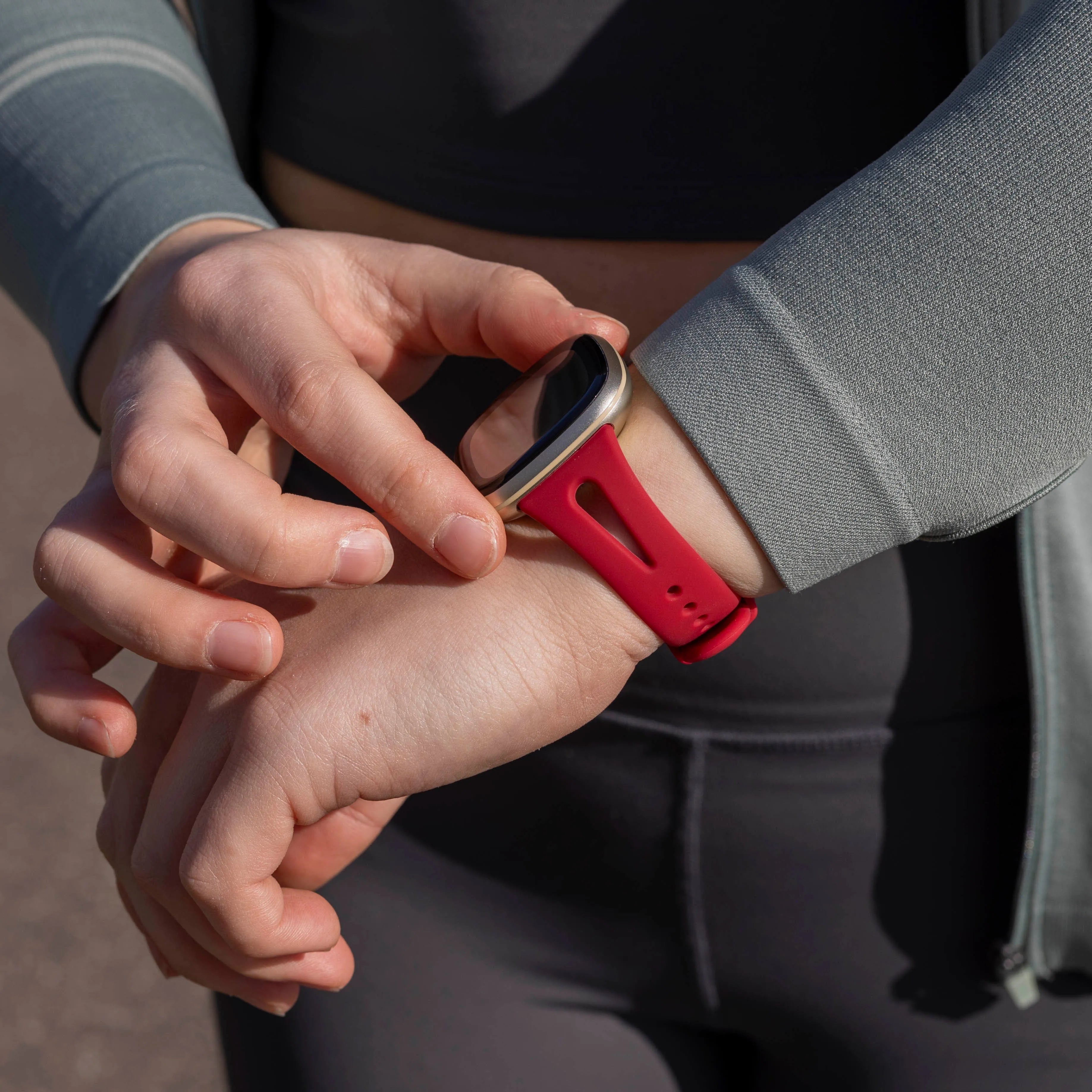 Bracelet silicone de luxe Fitbit Versa 4 (rose-rouge)