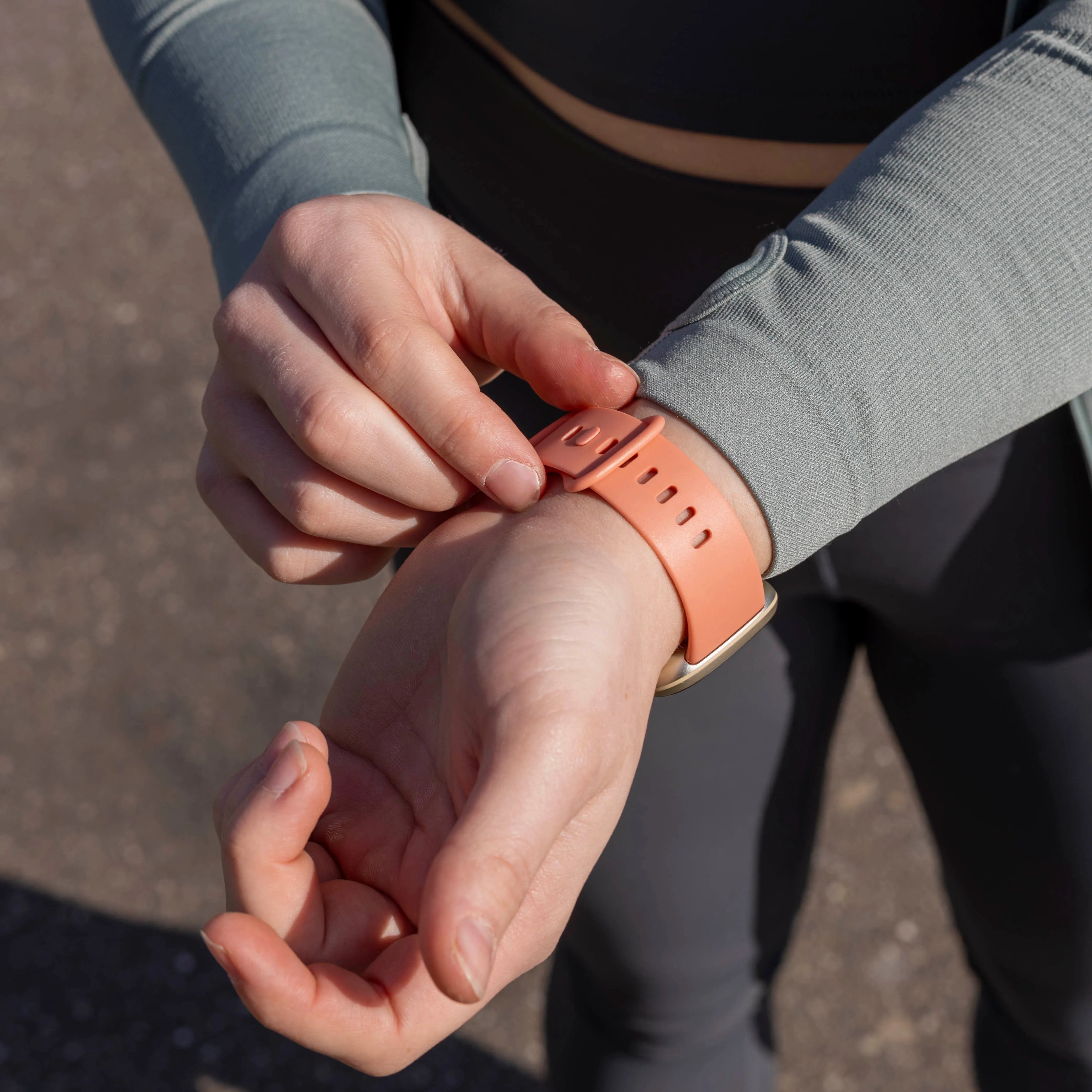 Bracelet silicone classique Fitbit Versa 4 (rose)