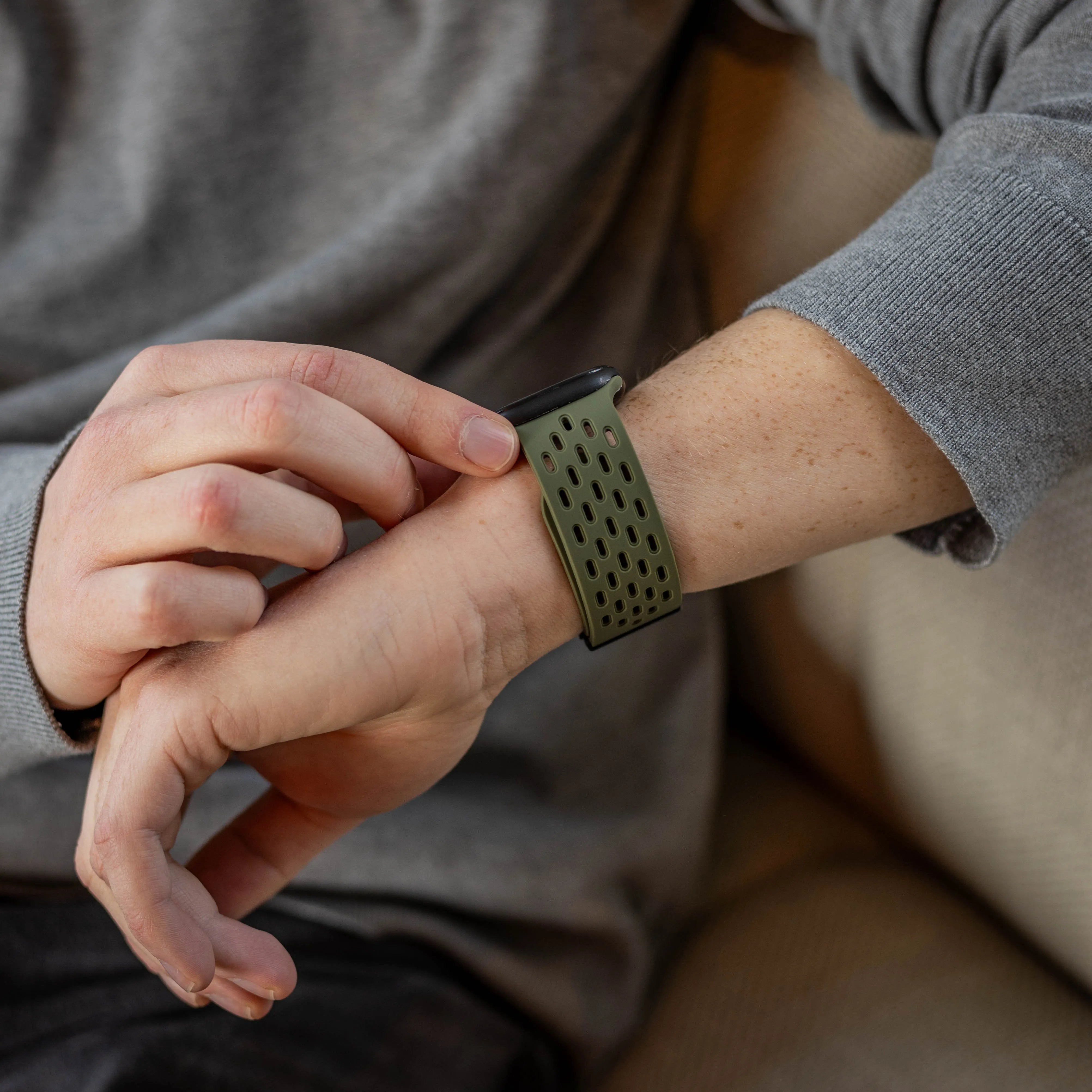 Bracelet silicone air avec P-buckle pour Apple Watch (vert armée)