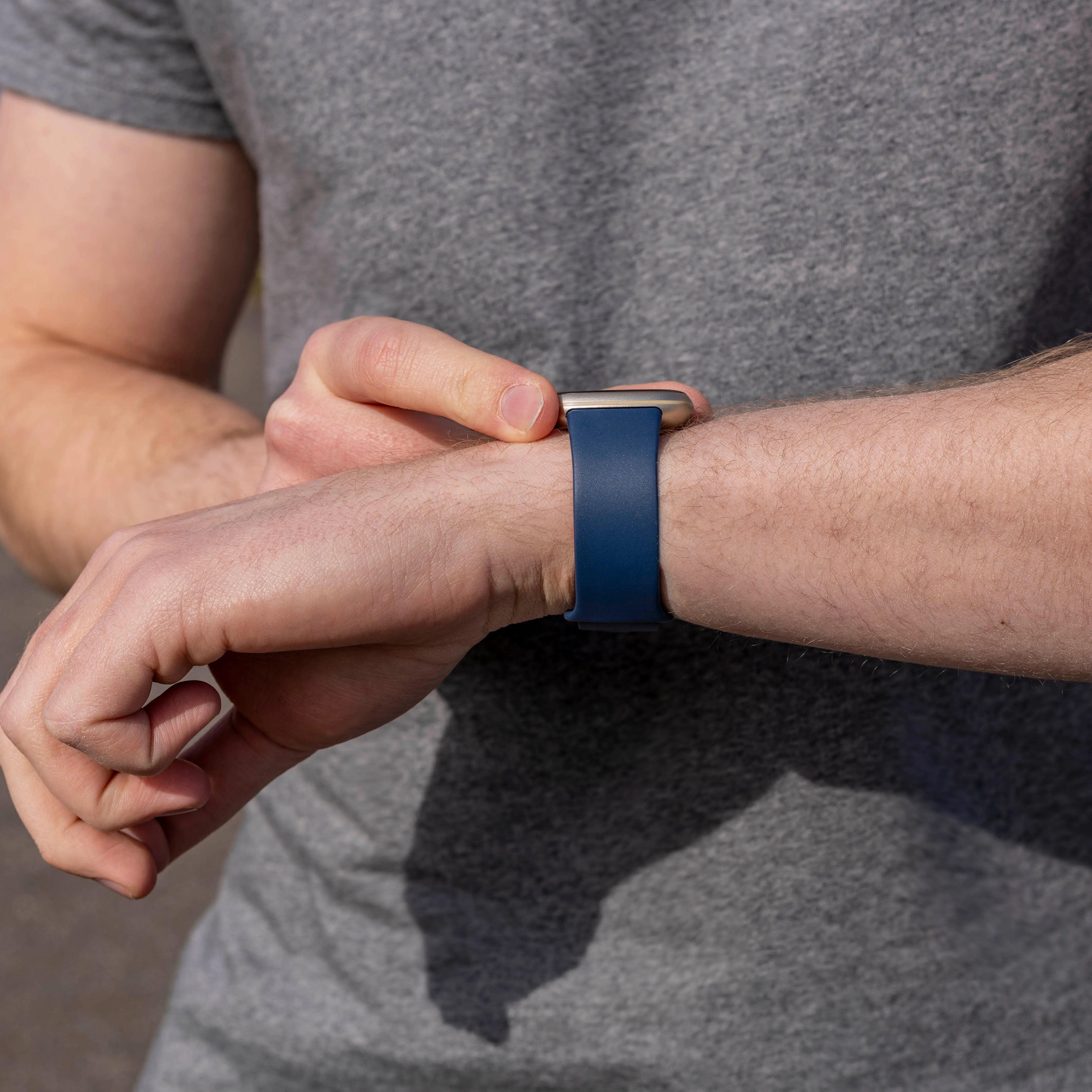 Bracelet silicone classique Fitbit Sense 2 (bleu foncé)
