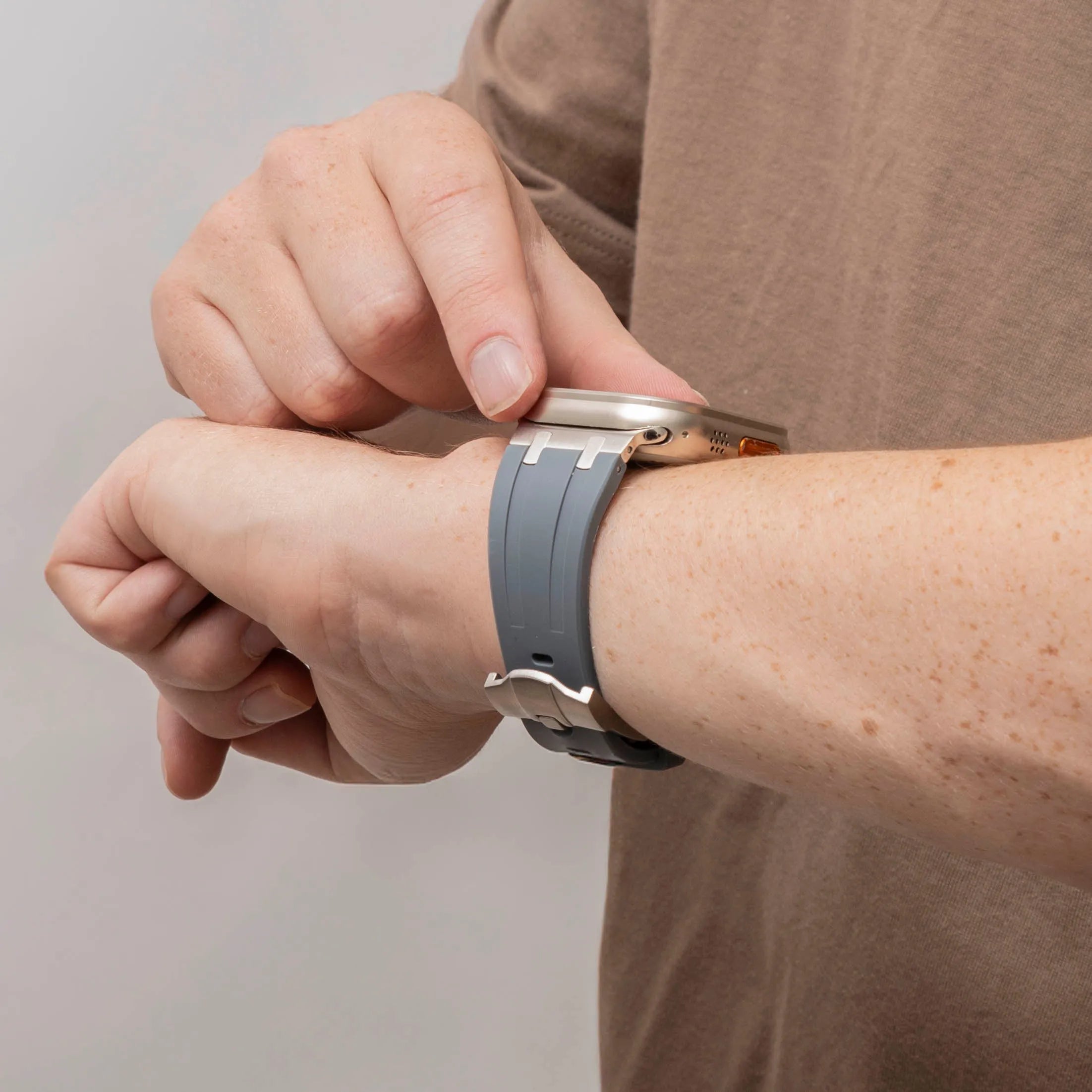 Bracelet silicone de luxe liquide Apple Watch (gris foncé avec argent)