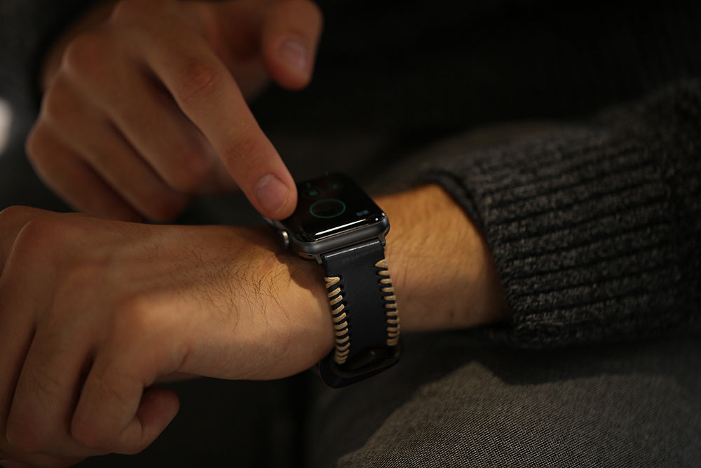 Bracelet en cuir cousu Apple Watch (noir)