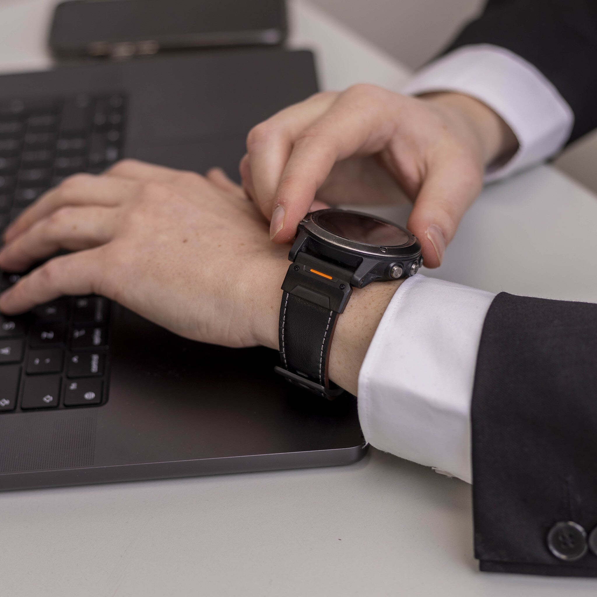 Bracelet en cuir authentique Garmin Fenix 8 - 47mm (noir)