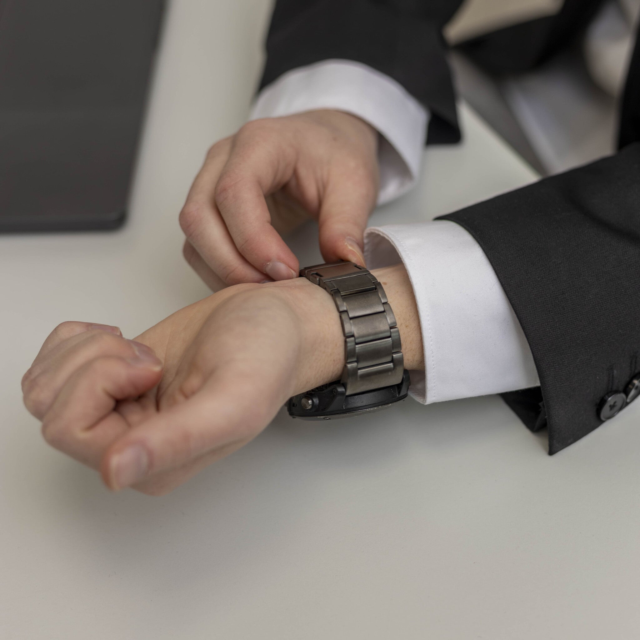 Bracelet en titane magnétique Garmin Tactix 8 - 51mm (graphite)