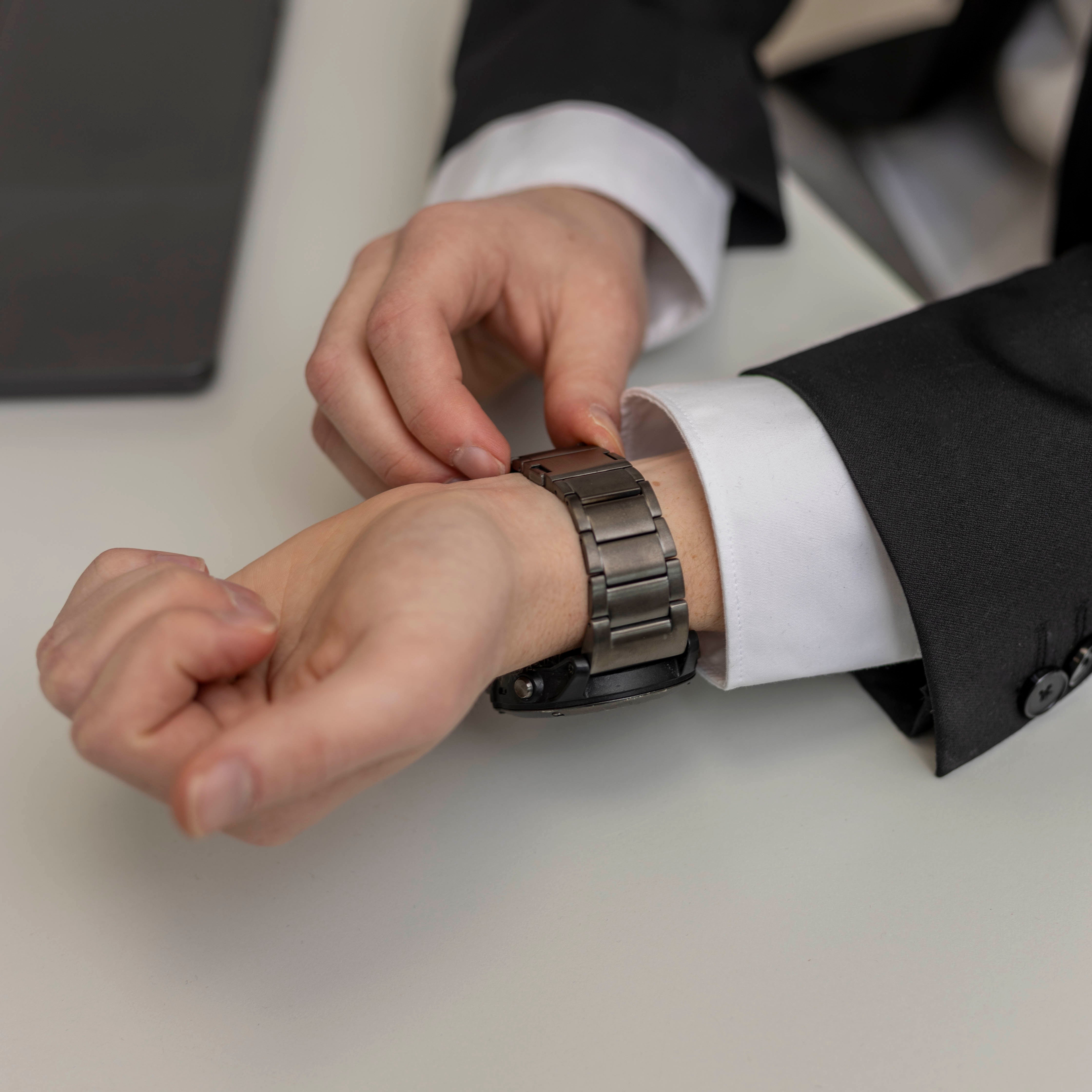 Bracelet titane magnétique Garmin Enduro 1 / 2 / 3 (graphite)