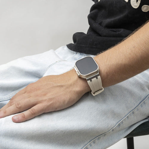BALR. Bracelet en silicone ultra liquide pour Apple Watch (beige/argent)