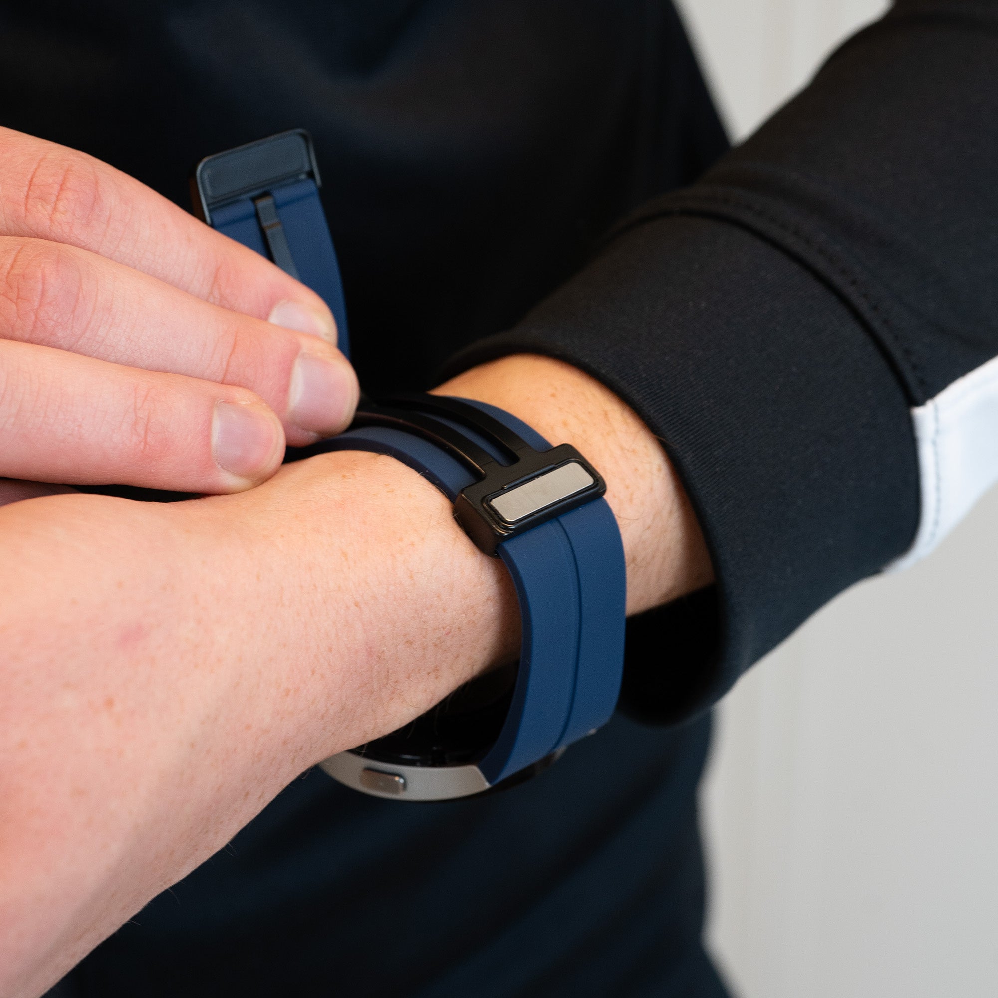 Bandz Bracelet silicone avec D-Buckle Samsung Galaxy Watch 6 Classic - 47mm (bleu foncé)