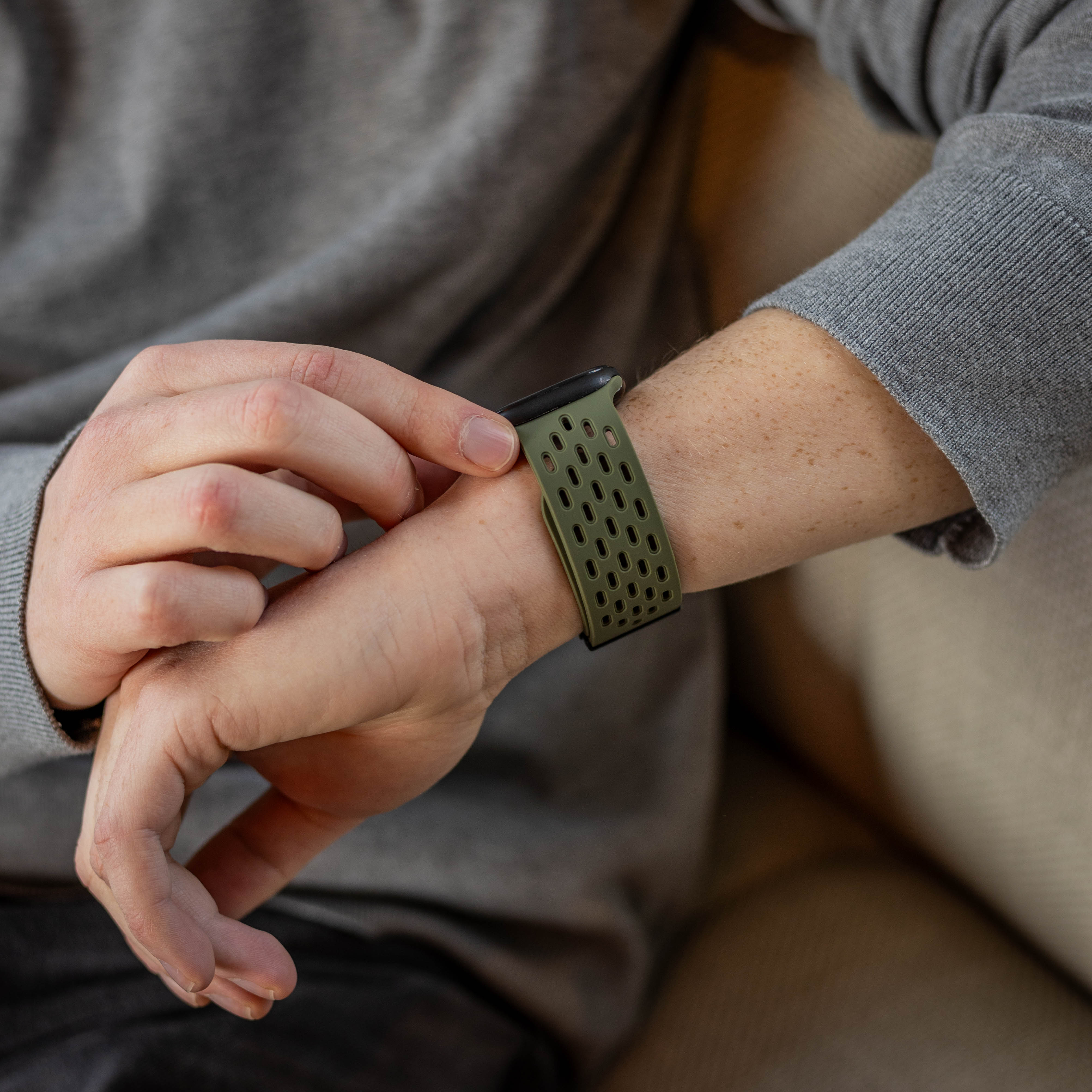 Bracelet silicone air avec P-buckle pour Apple Watch (vert armée)