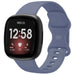 Bracelet silicone classique Fitbit Versa 4 (gris-bleu)