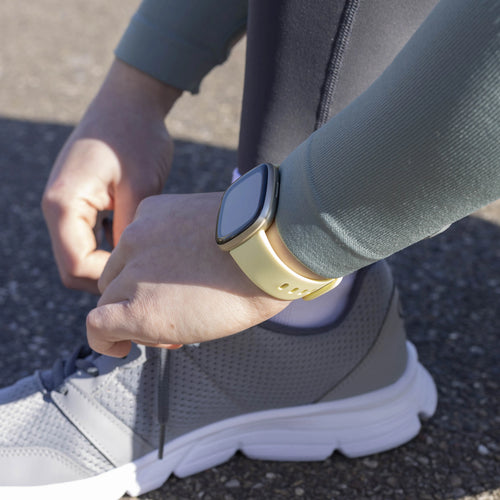 Bracelet silicone classique Fitbit Versa 4 (jaune pâle)