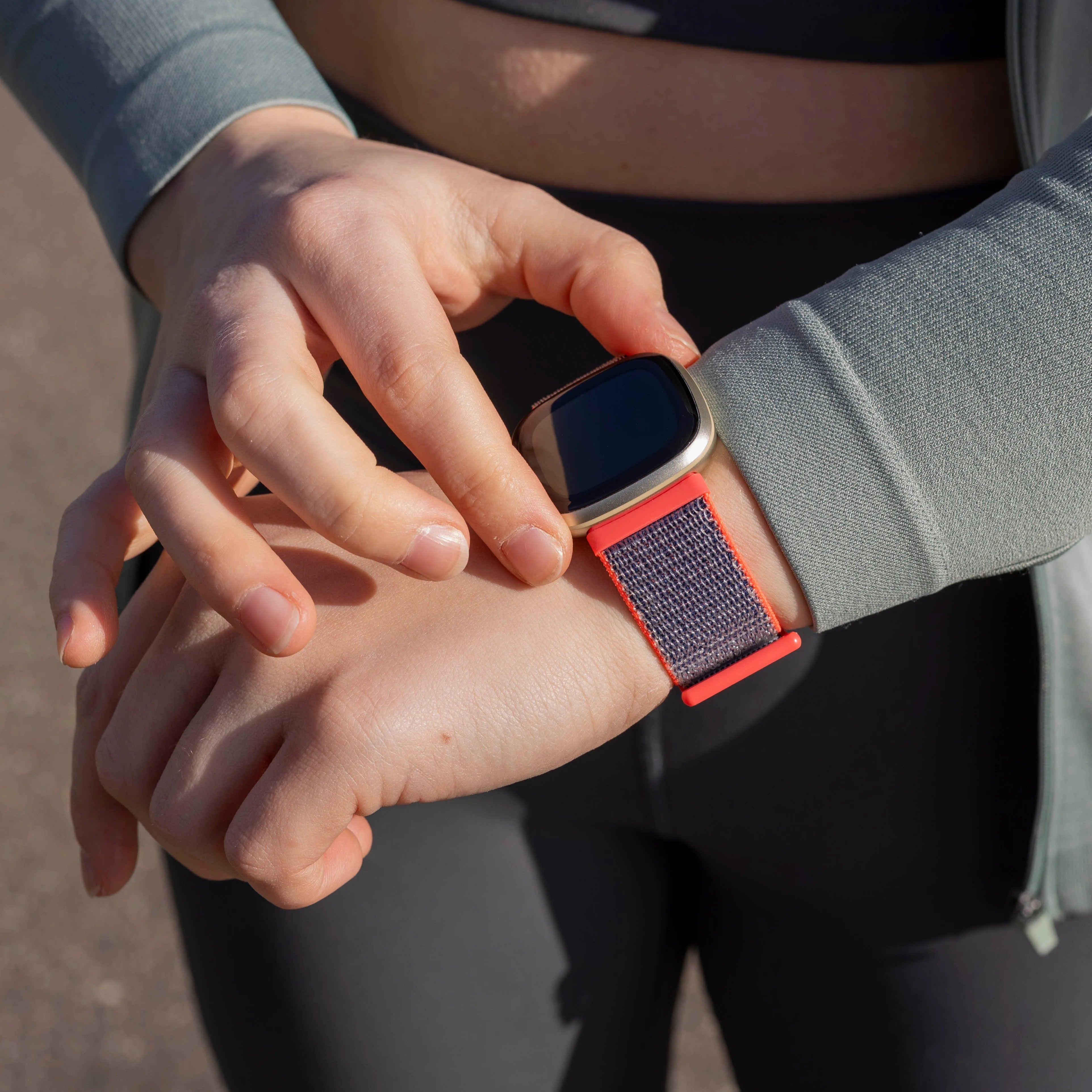 Bracelet nylon Fitbit Sense (rose et gris)