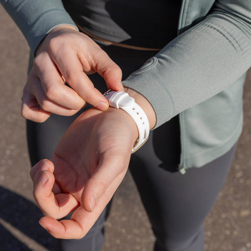 Bracelet silicone de luxe Fitbit Versa 4 (blanc)
