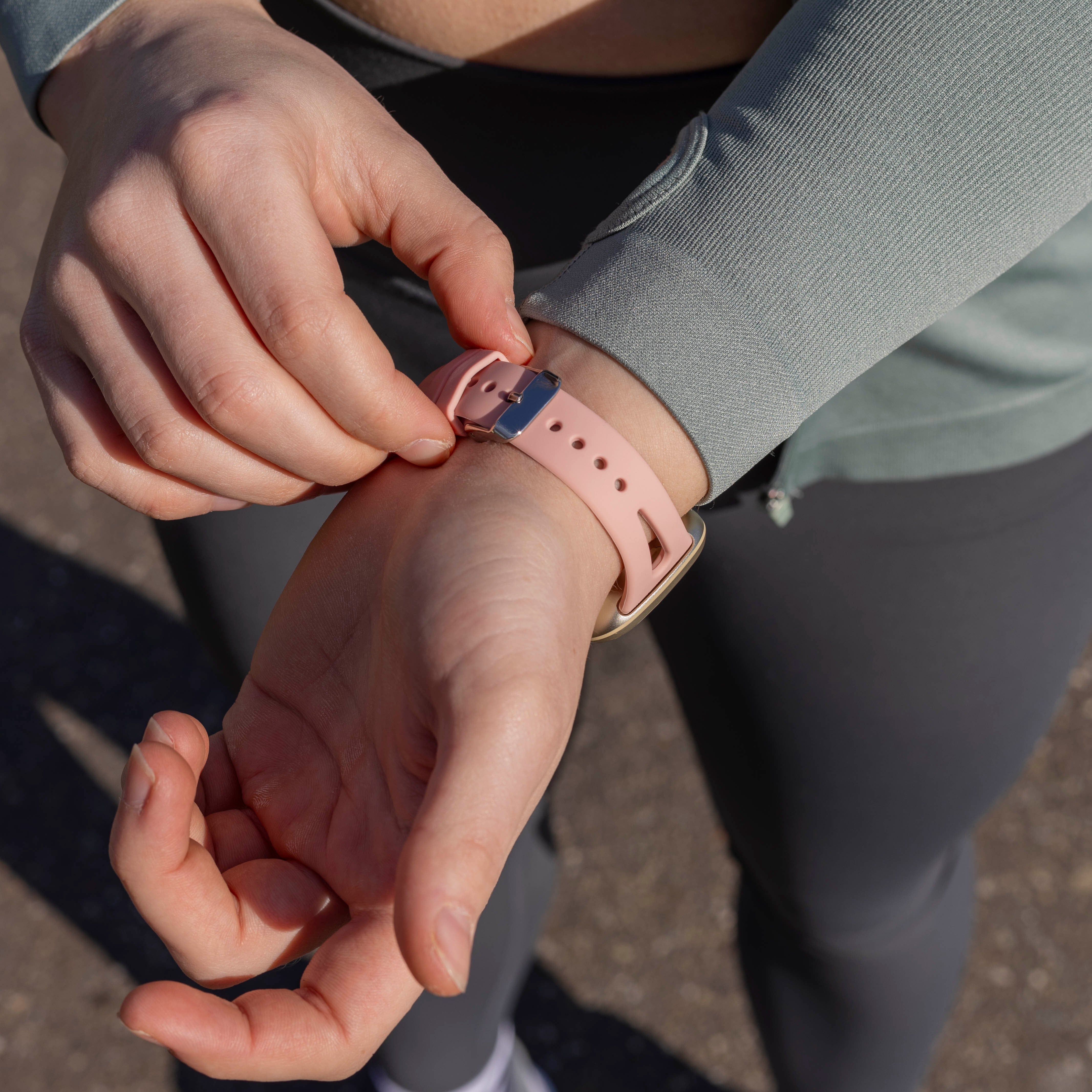 Bracelet silicone de luxe Fitbit Versa 4 (rose)