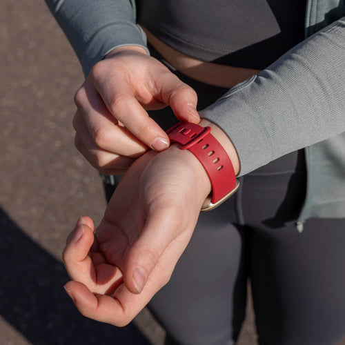 Bracelet silicone classique Fitbit Versa 4 (vin rouge)