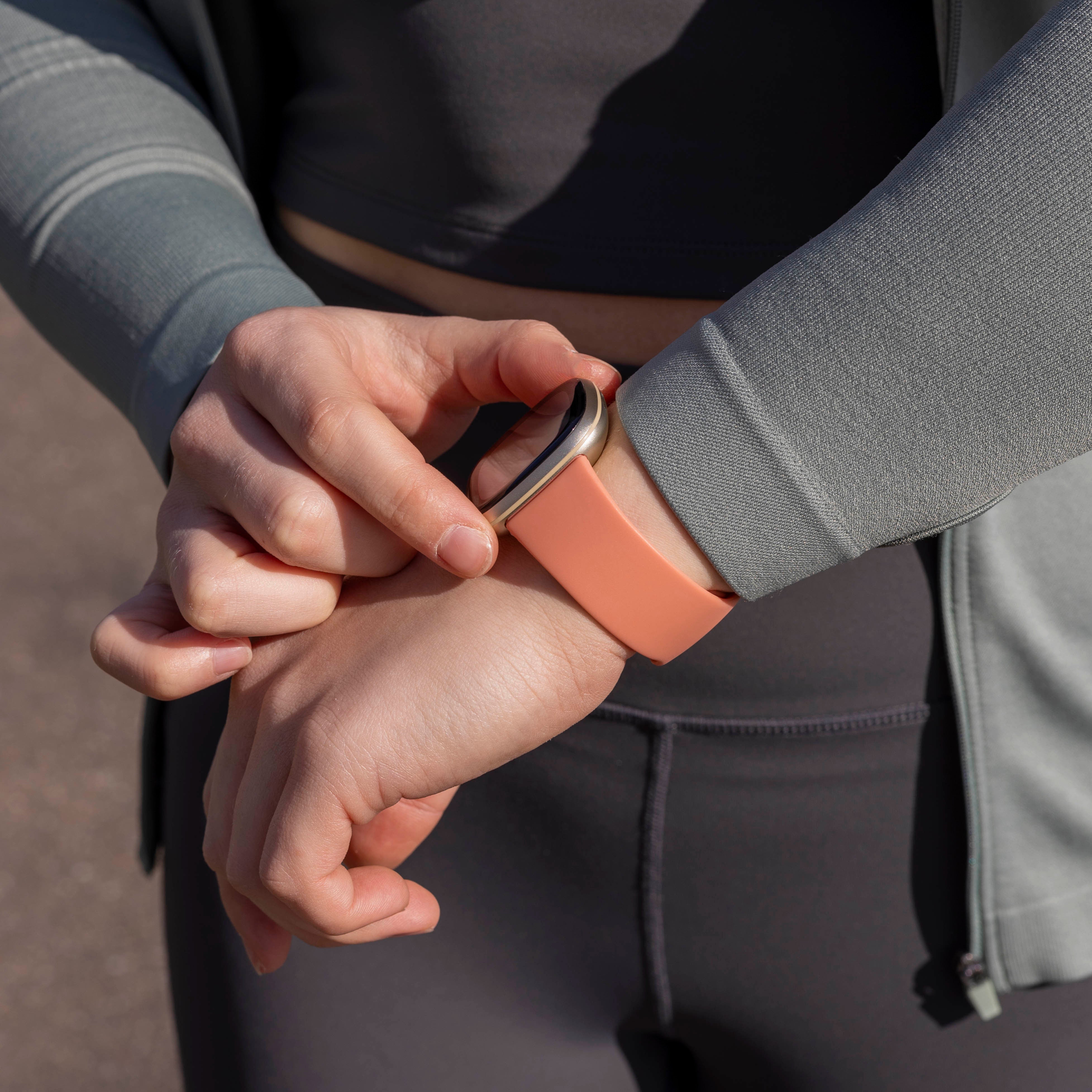 Fitbit Versa 4 Silicone Strap Classic (Pink)