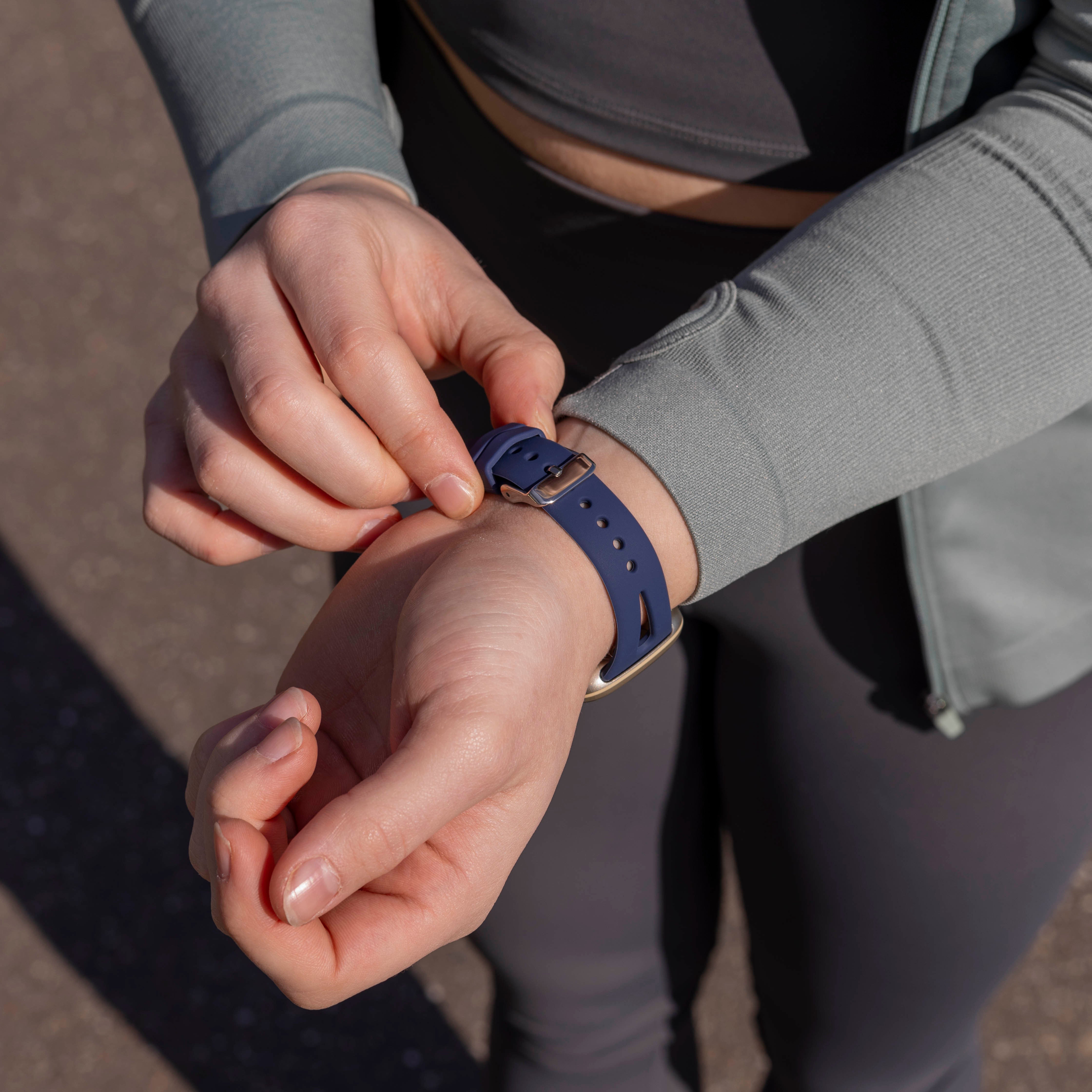 Bracelet silicone de luxe Fitbit Sense (bleu foncé)