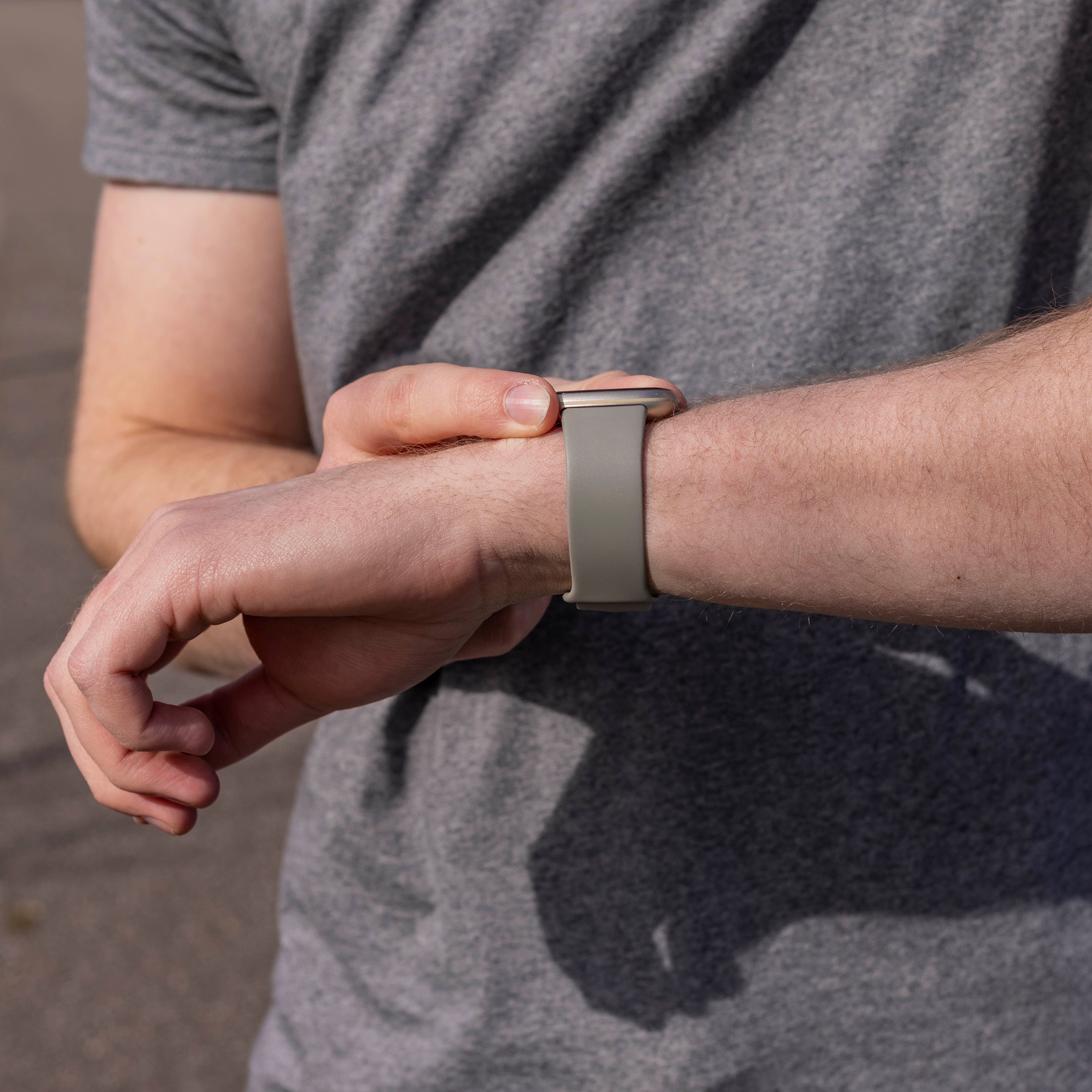 Bracelet silicone classique Fitbit Sense (gris)