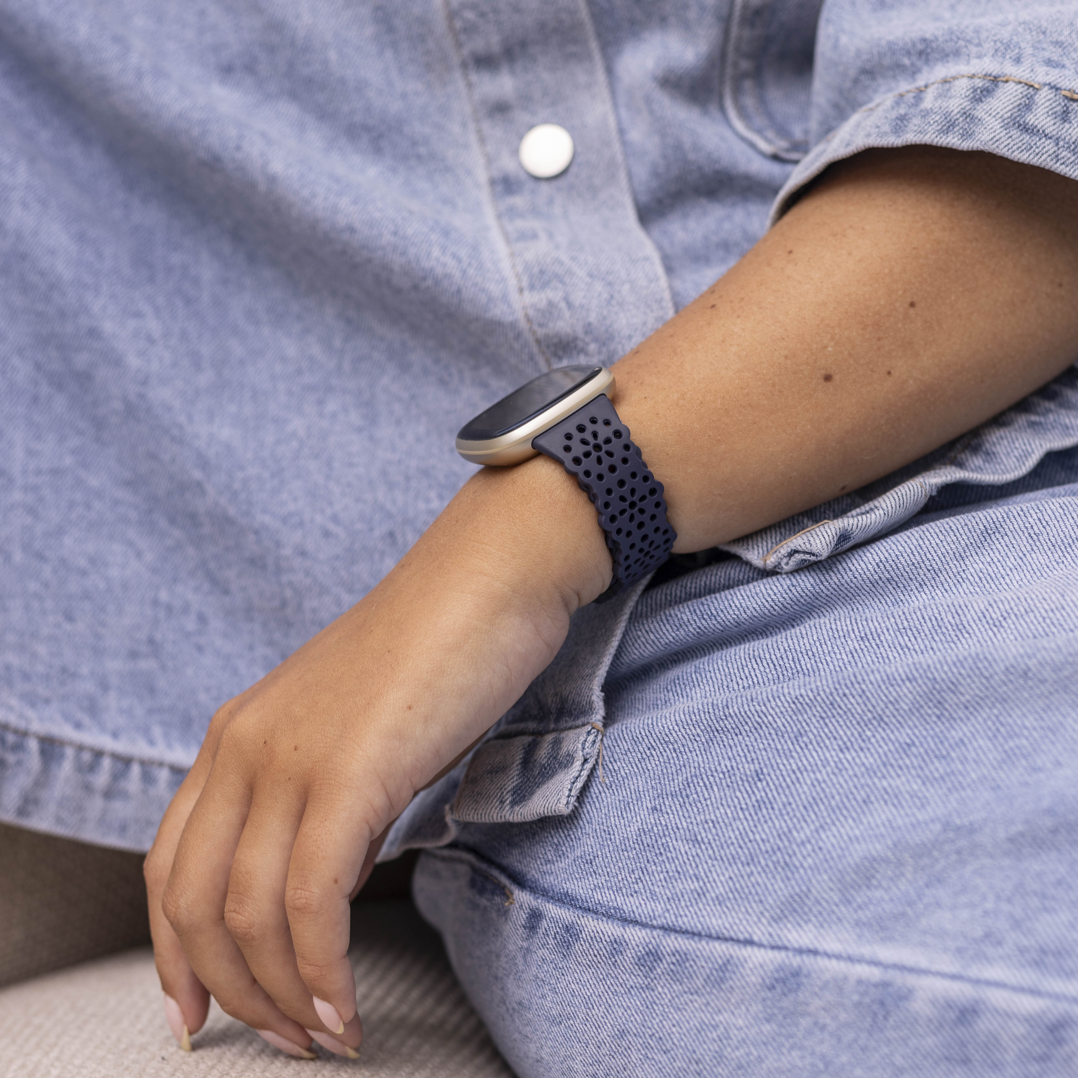 Bracelet silicone avec motif Fitbit Sense (bleu foncé)