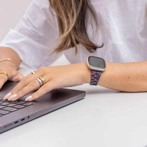 Bracelet en résine Fitbit Sense (noir/violet)