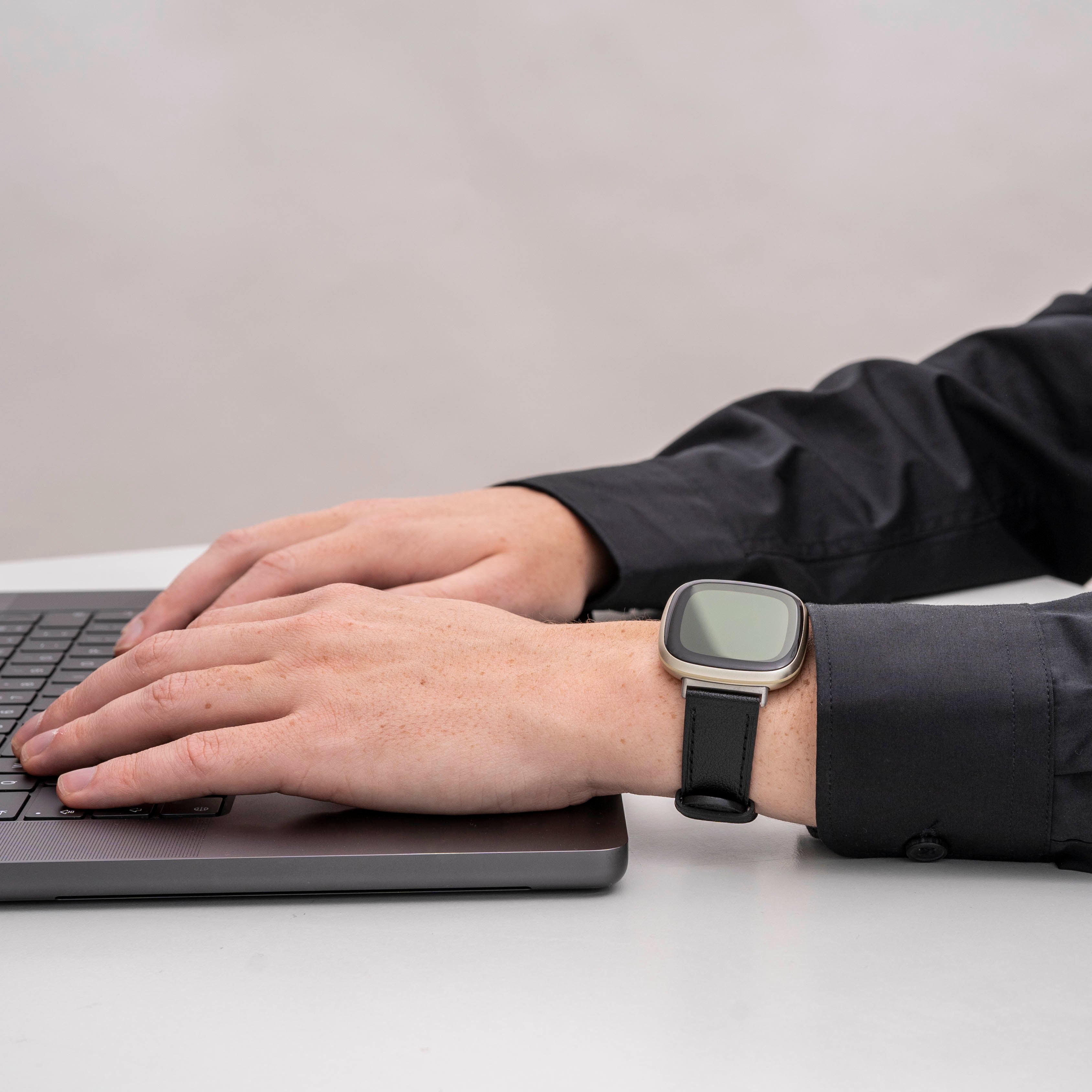 Bracelet cuir Fitbit Versa 3 (noir classique)