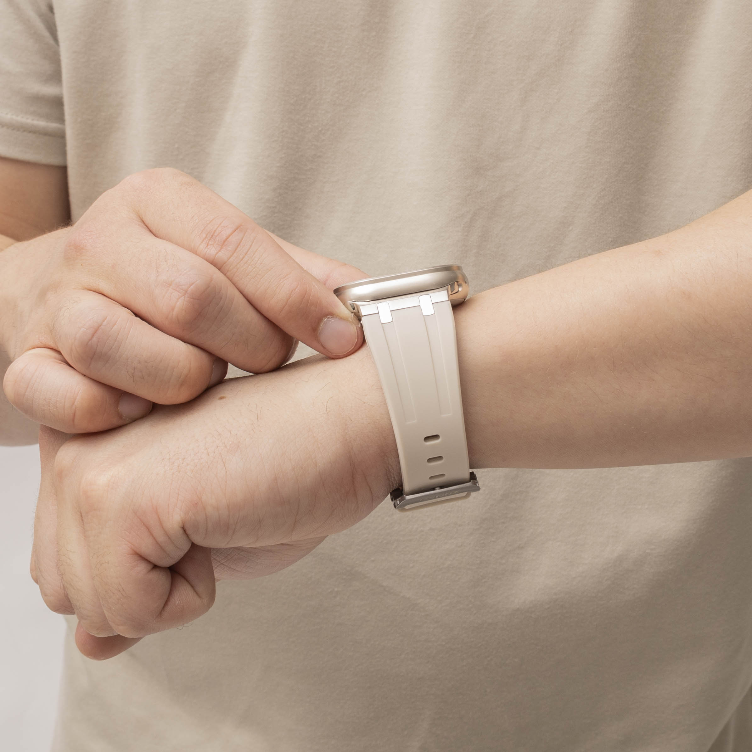 Bandz Bracelet silicone 'Luxe Liquid' Apple Watch (beige/titane)